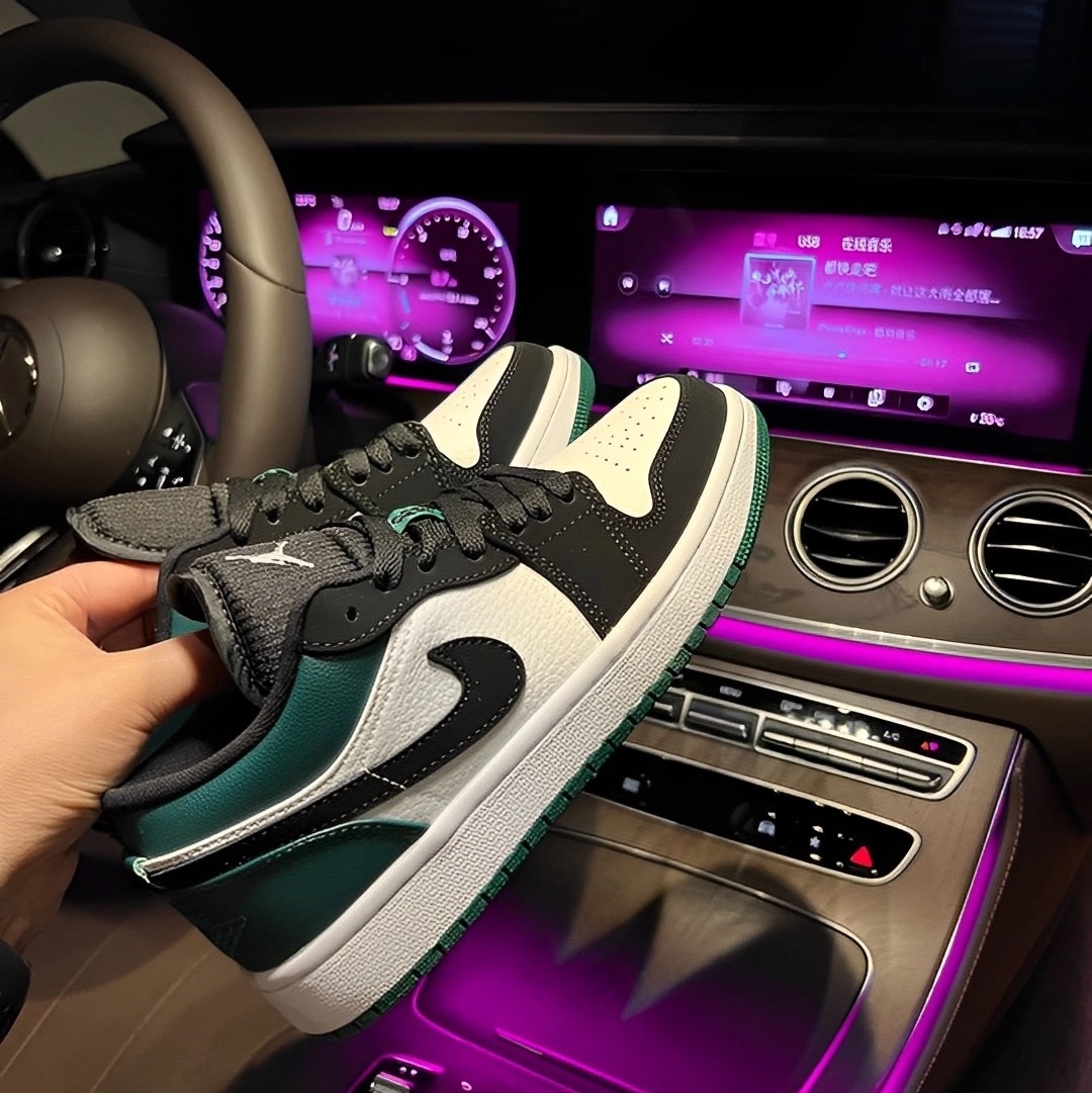 (GS) Jordan 1 Low Black Mystic Green 착용 스타일 - 1