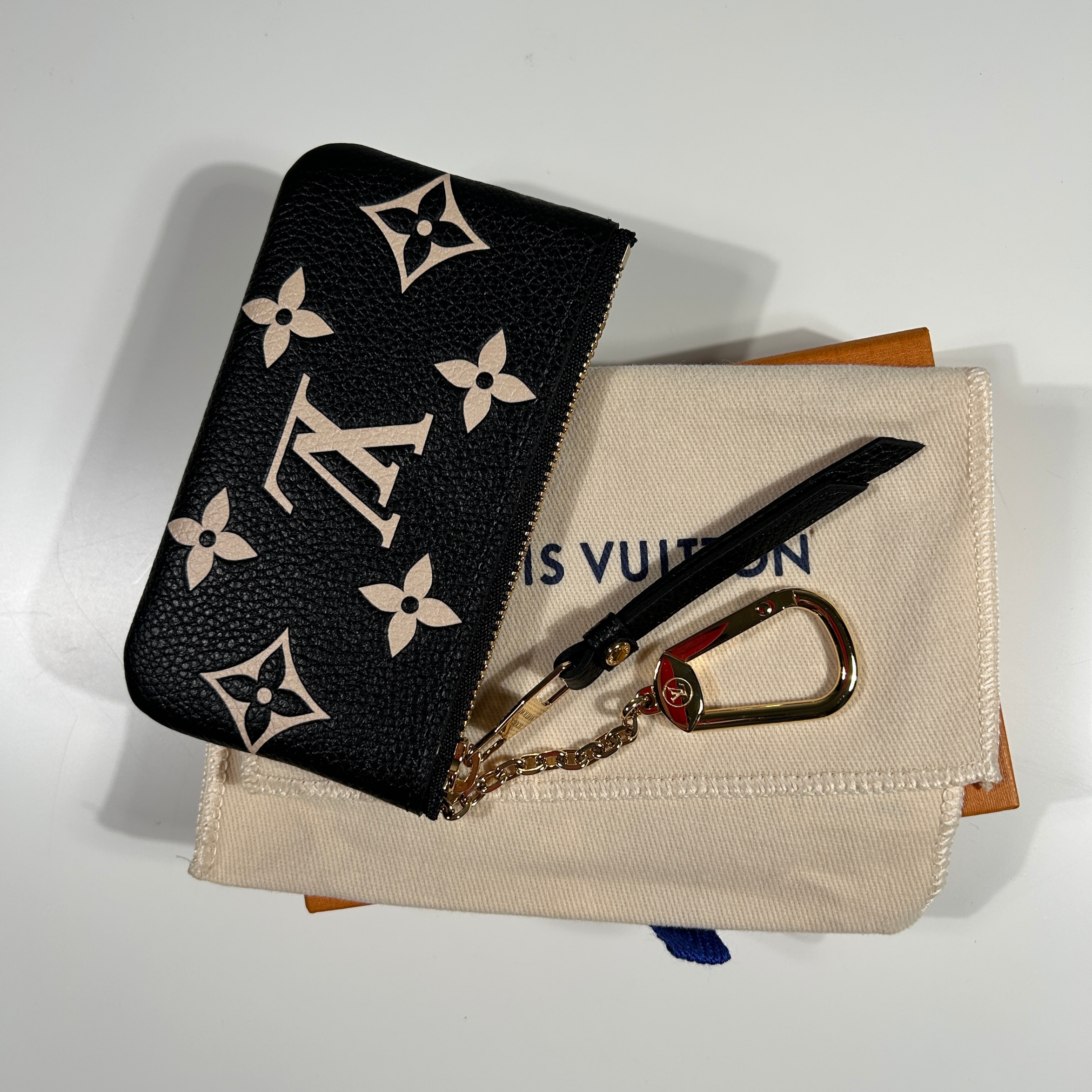 Louis Vuitton Key Pouch Monogram Empreinte Black Beige 착용 스타일 - 1