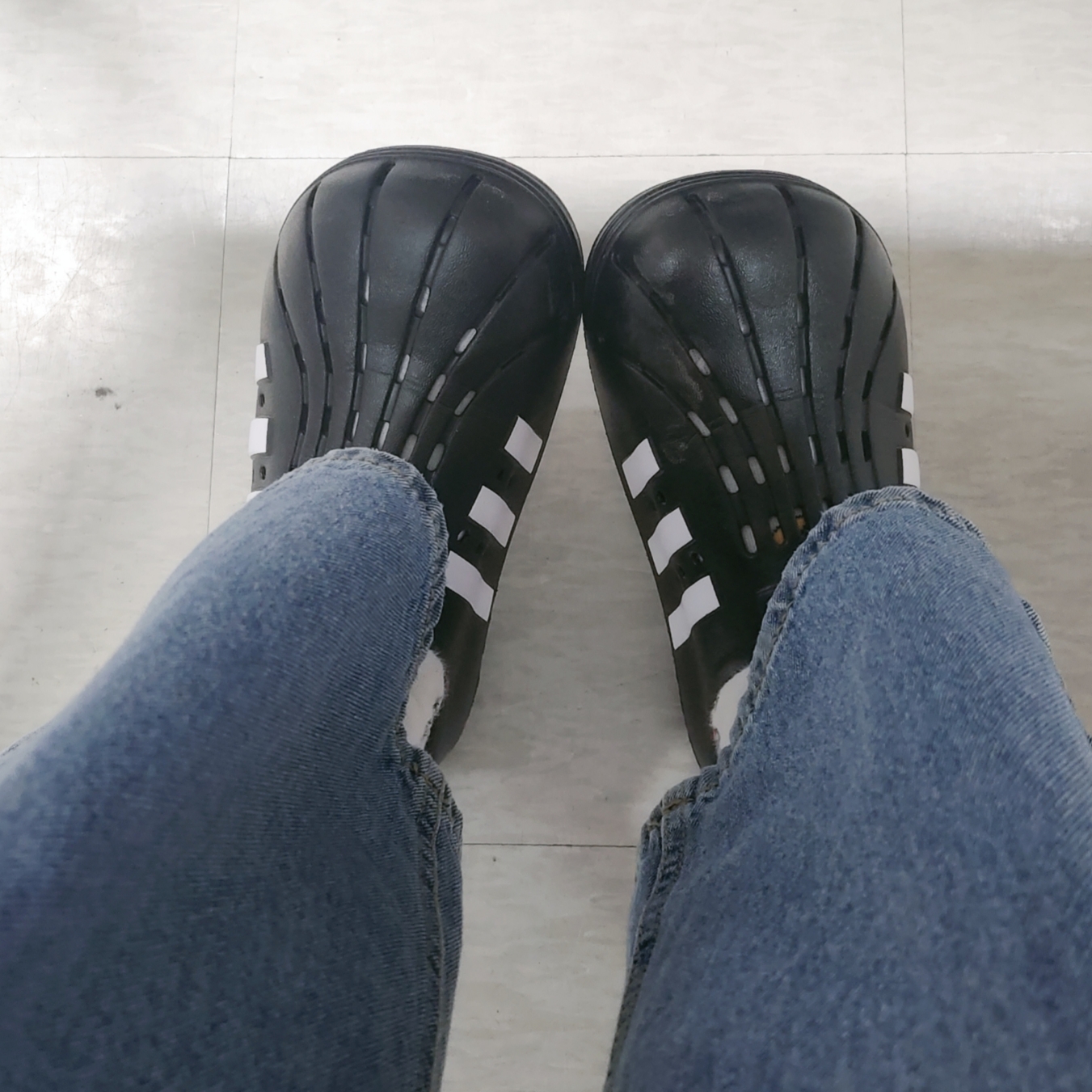 Adidas Adilette Clog Black White 착용 스타일