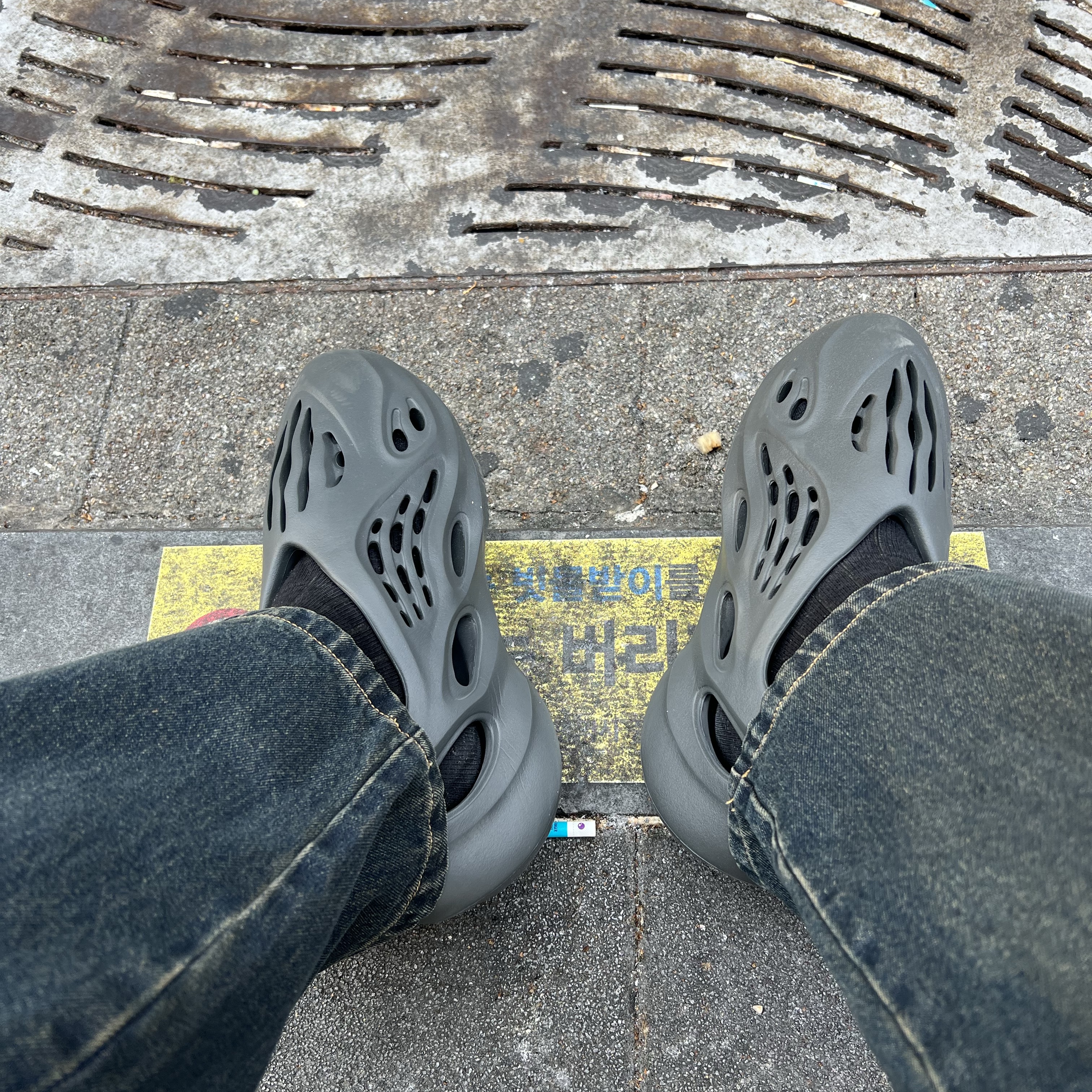 Adidas Yeezy Foam RNNR Carbon 착용 스타일 - 2