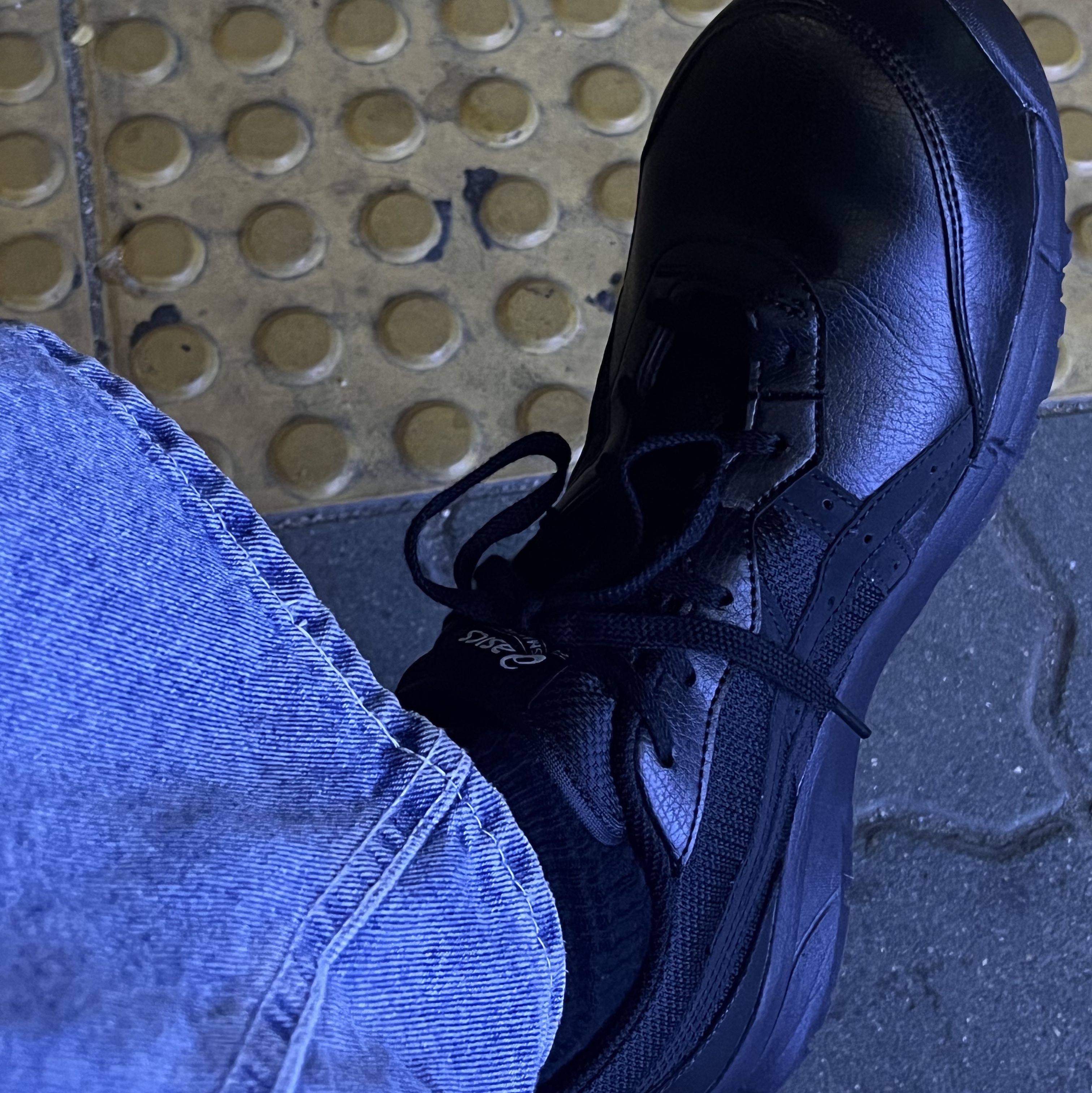 Asics Winjob CP111 Black 착용 스타일 - 1