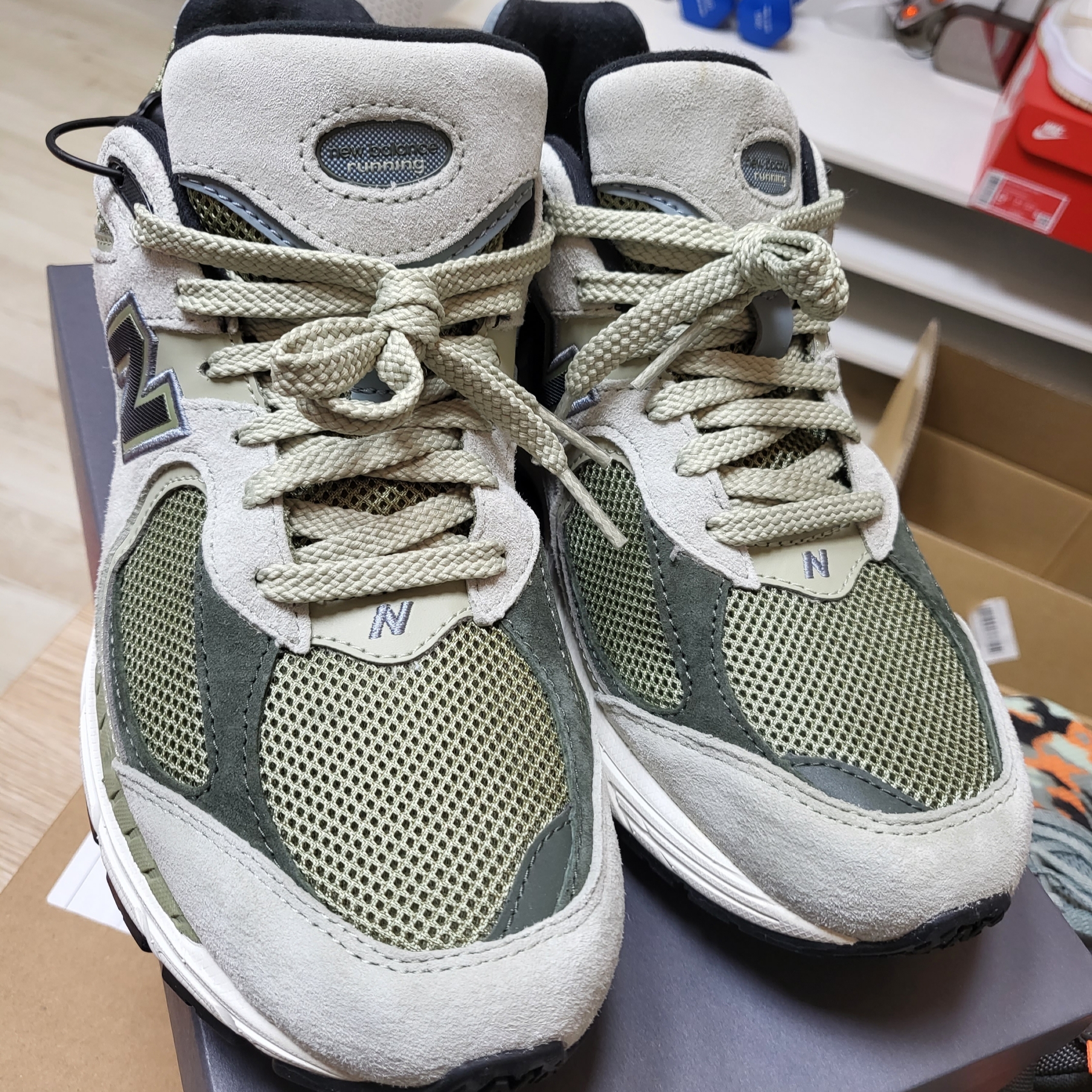 New Balance 2002R Silver Pine Olive Leaf 착용 스타일 - 2