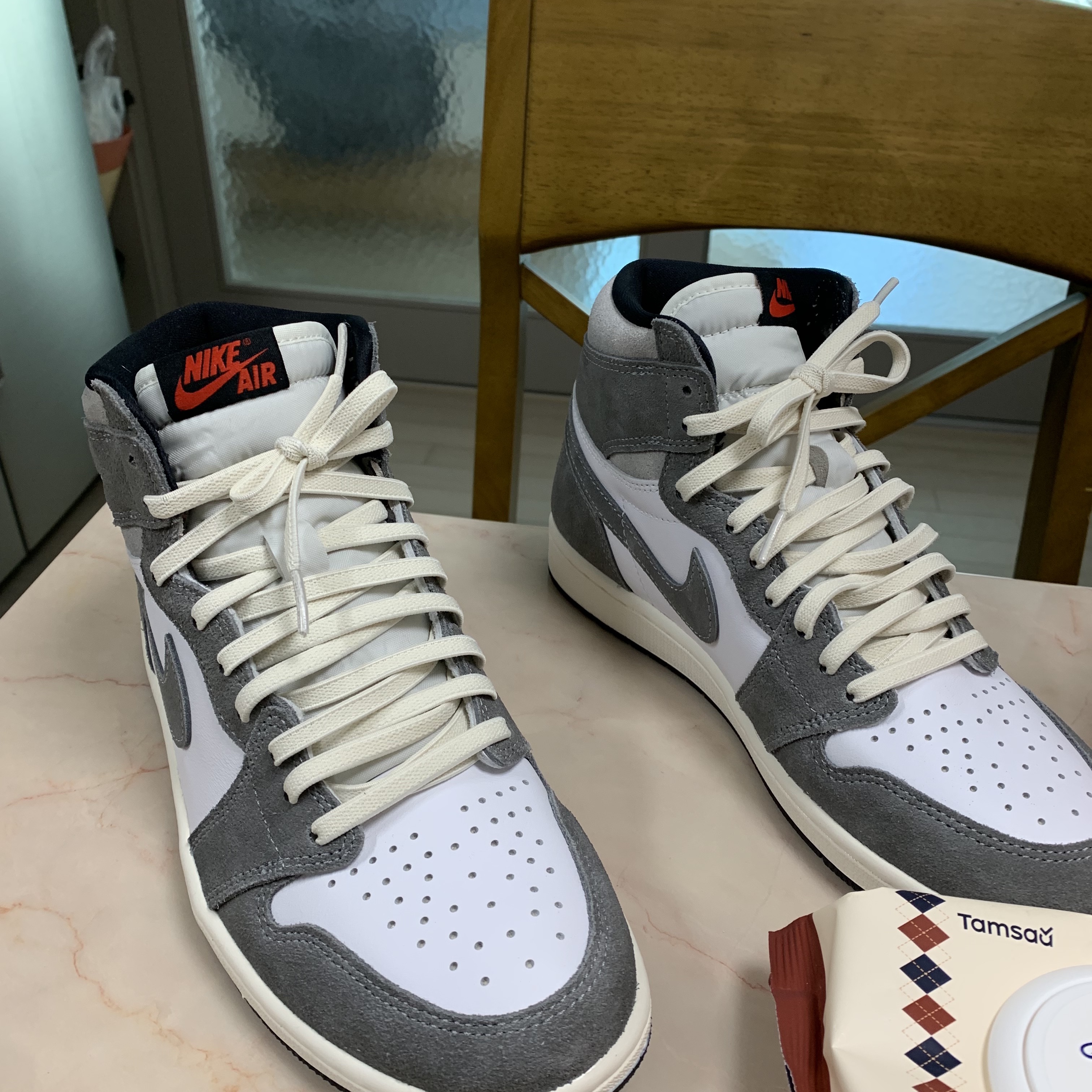 Jordan 1 Retro High OG Black and Smoke Grey 착용 스타일 - 2