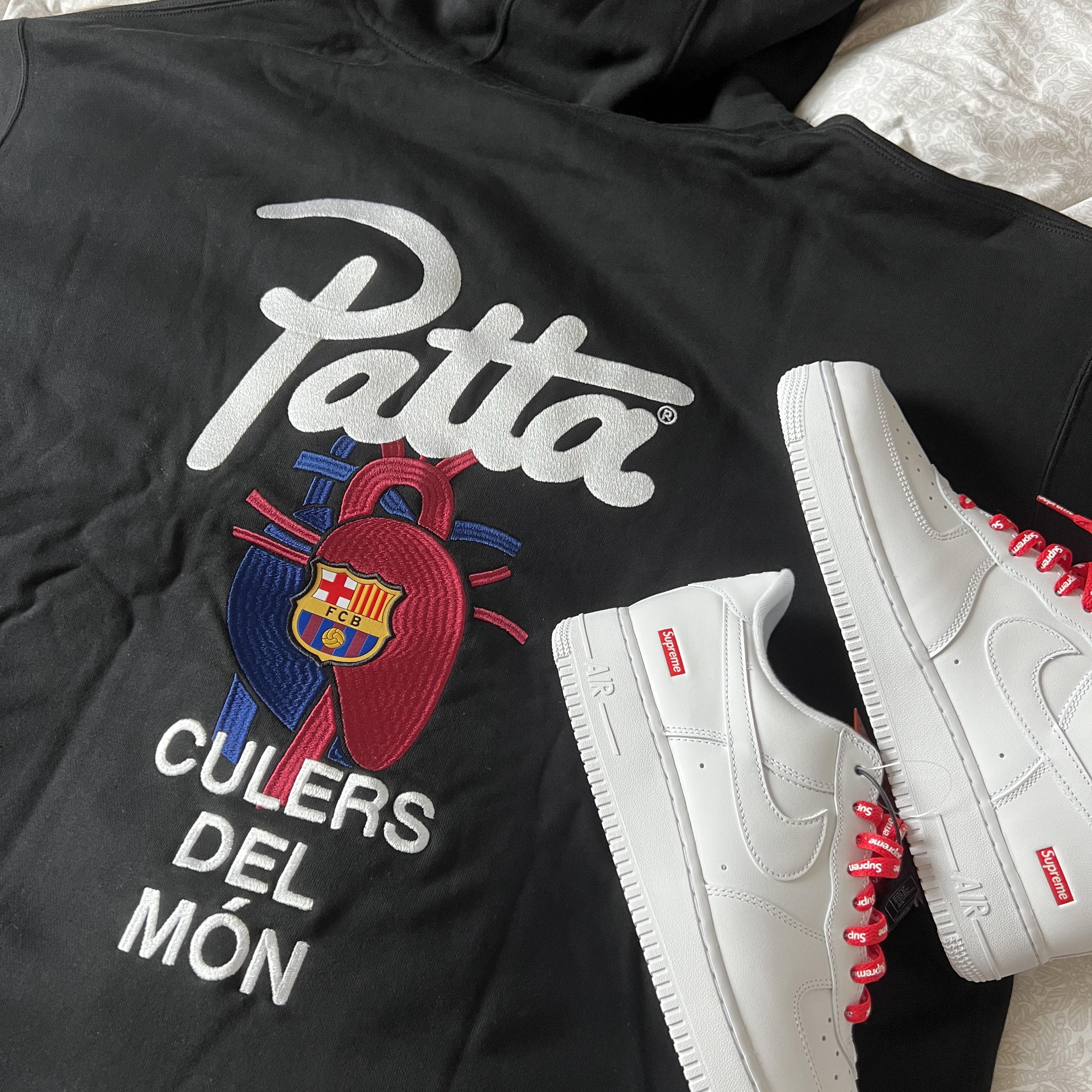 Nike x Patta x FC Barcelona Solo Swoosh Hoodie Culers del Món (FD4147-010), Nike x Supreme Air Force 1 Low White 착용 스타일