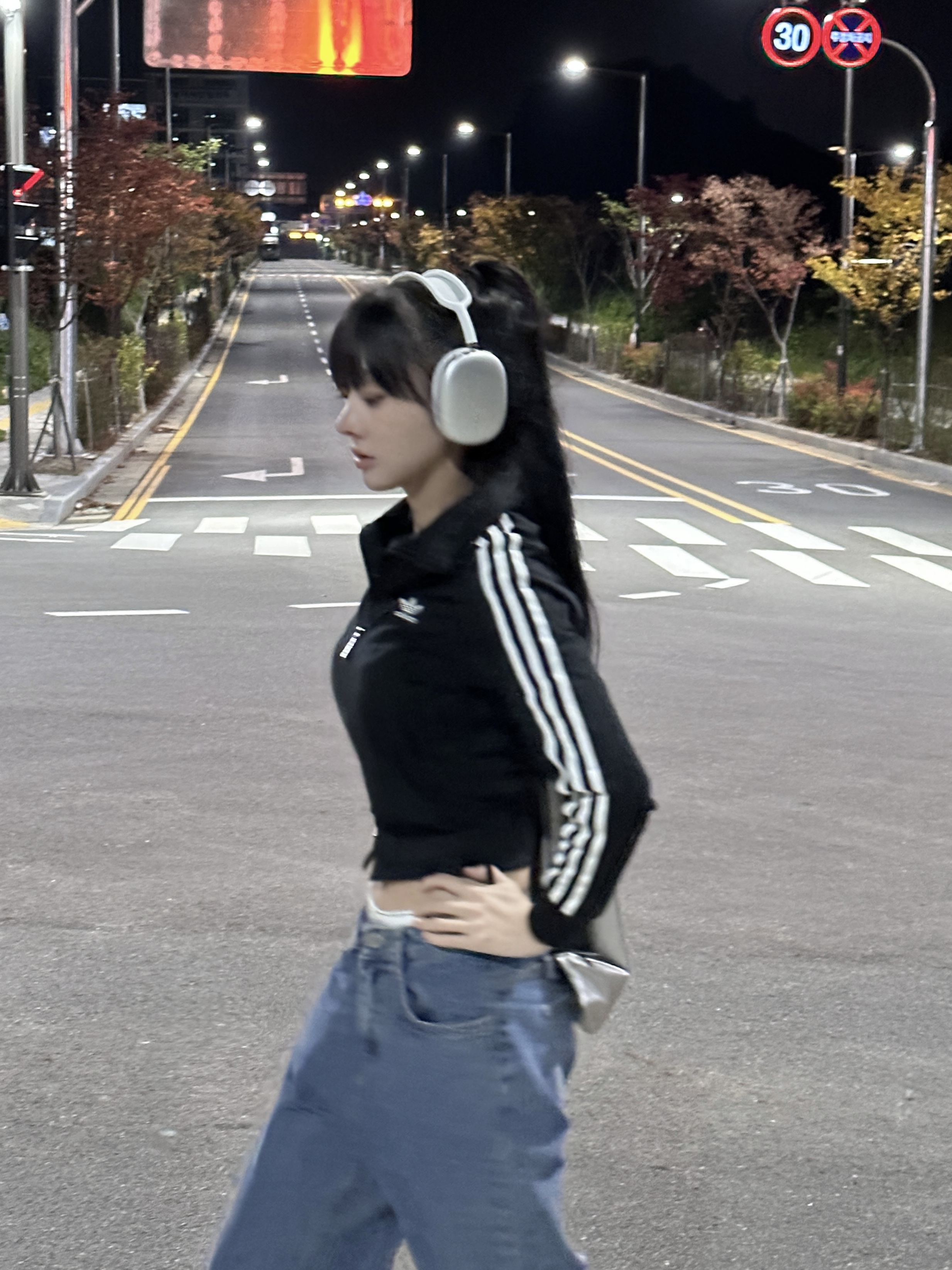 Apple AirPods Max Lightning Silver (Korean Ver.), (W) UGG Classic Ultra Mini Boots Chestnut 착용 스타일 - 6