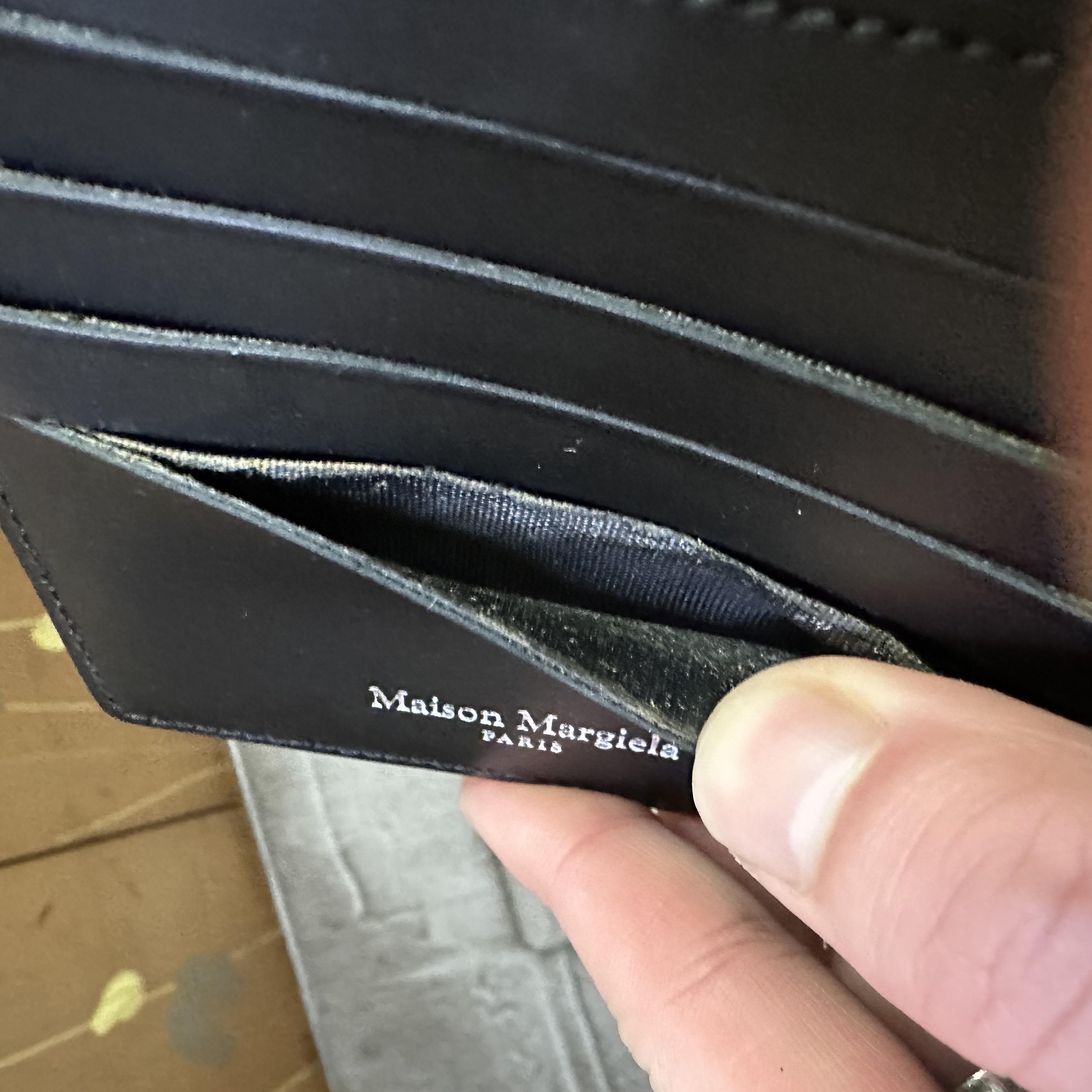 Maison Margiela Bovine Leather Bi-Fold Wallet Black, Nike Dunk Low Retro Black 착용 스타일 - 4