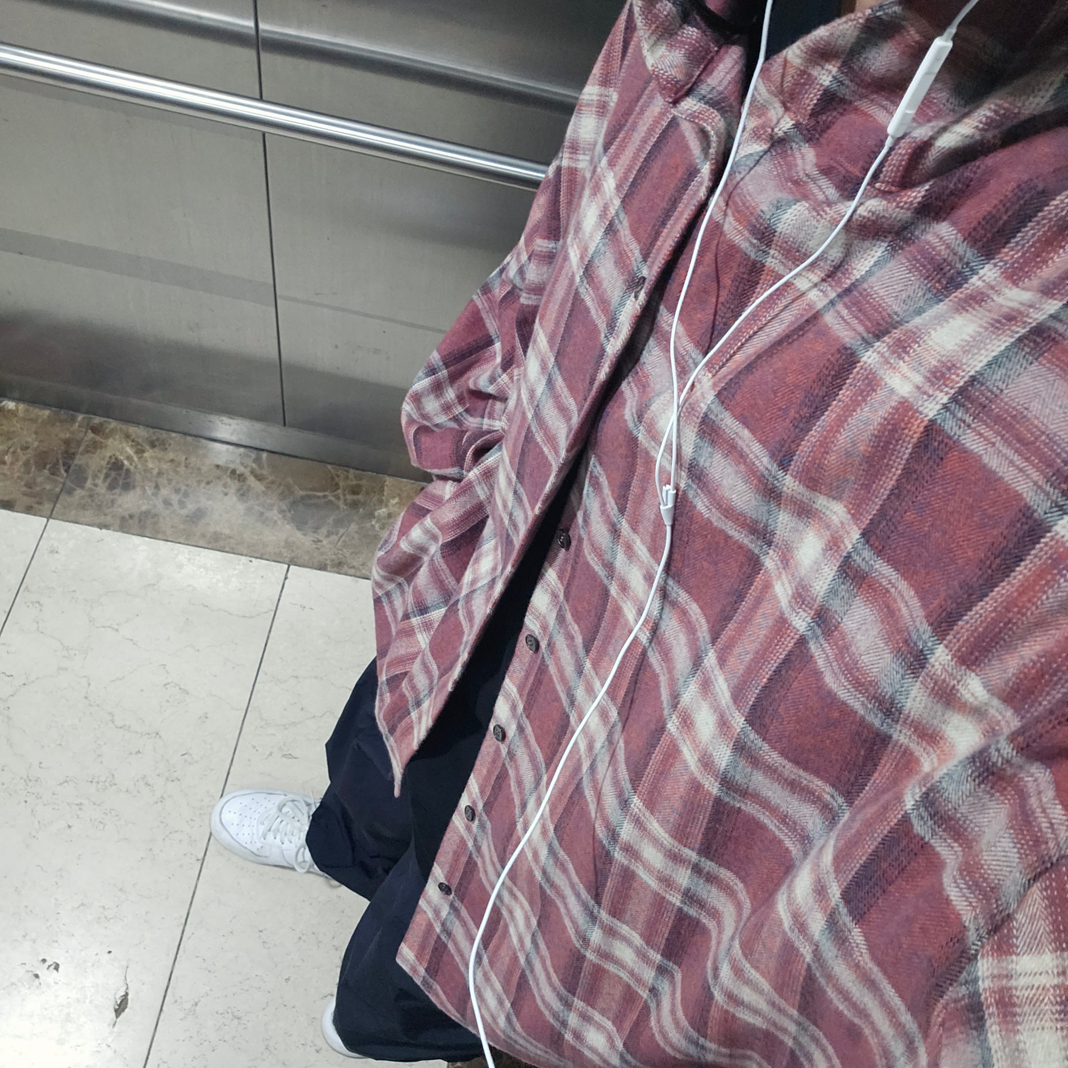 Ourpas 077 Check Hoodie Cherry 착용 스타일