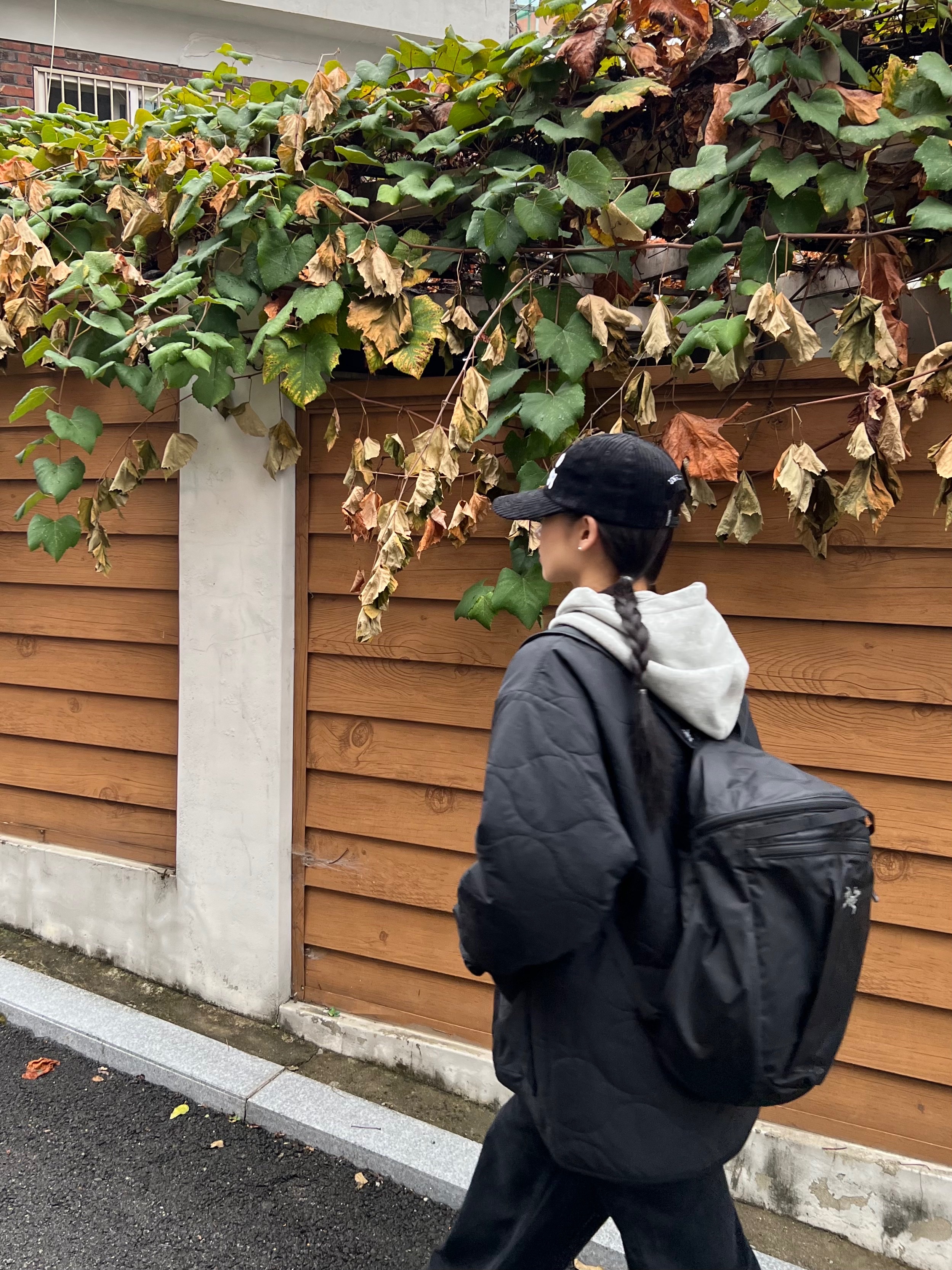 (W) Asics x Matin Kim Gel-Sonoma 15-50 Oasis Green Pure Silver, Arc'teryx Heliad 15 Backpack Black 착용 스타일 - 4