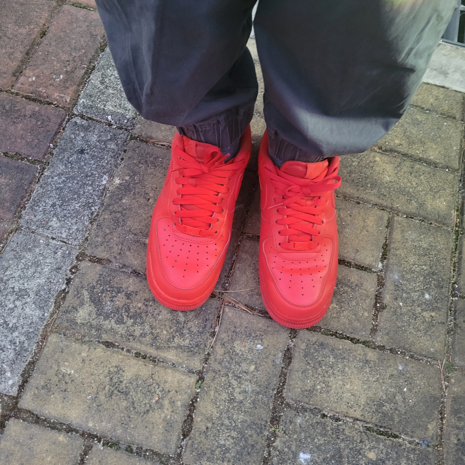 Nike Air Force 1 '07 LV8 Low 1 Triple Red 착용 스타일