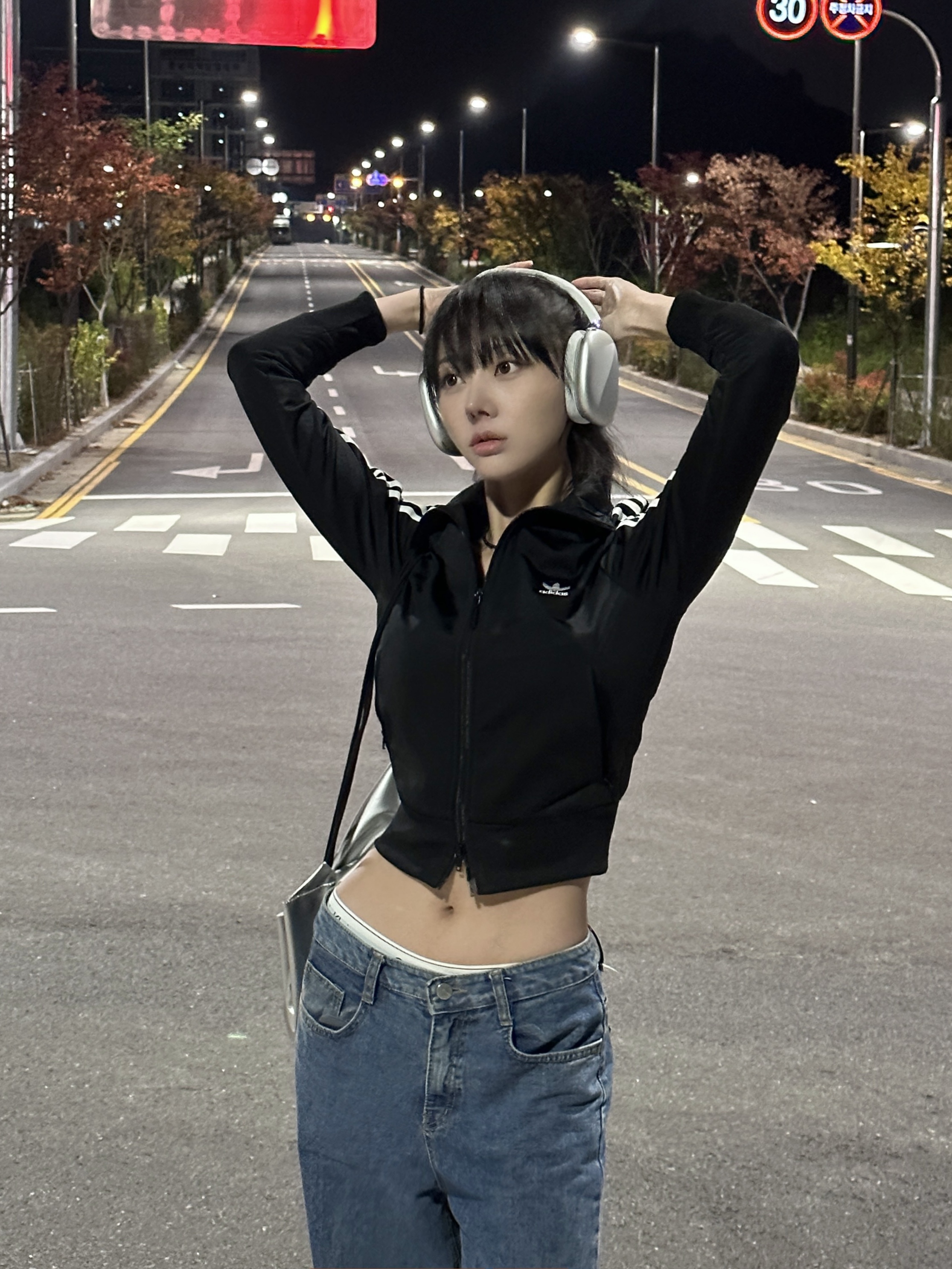 Apple AirPods Max Lightning Silver (Korean Ver.), (W) UGG Classic Ultra Mini Boots Chestnut 착용 스타일 - 3