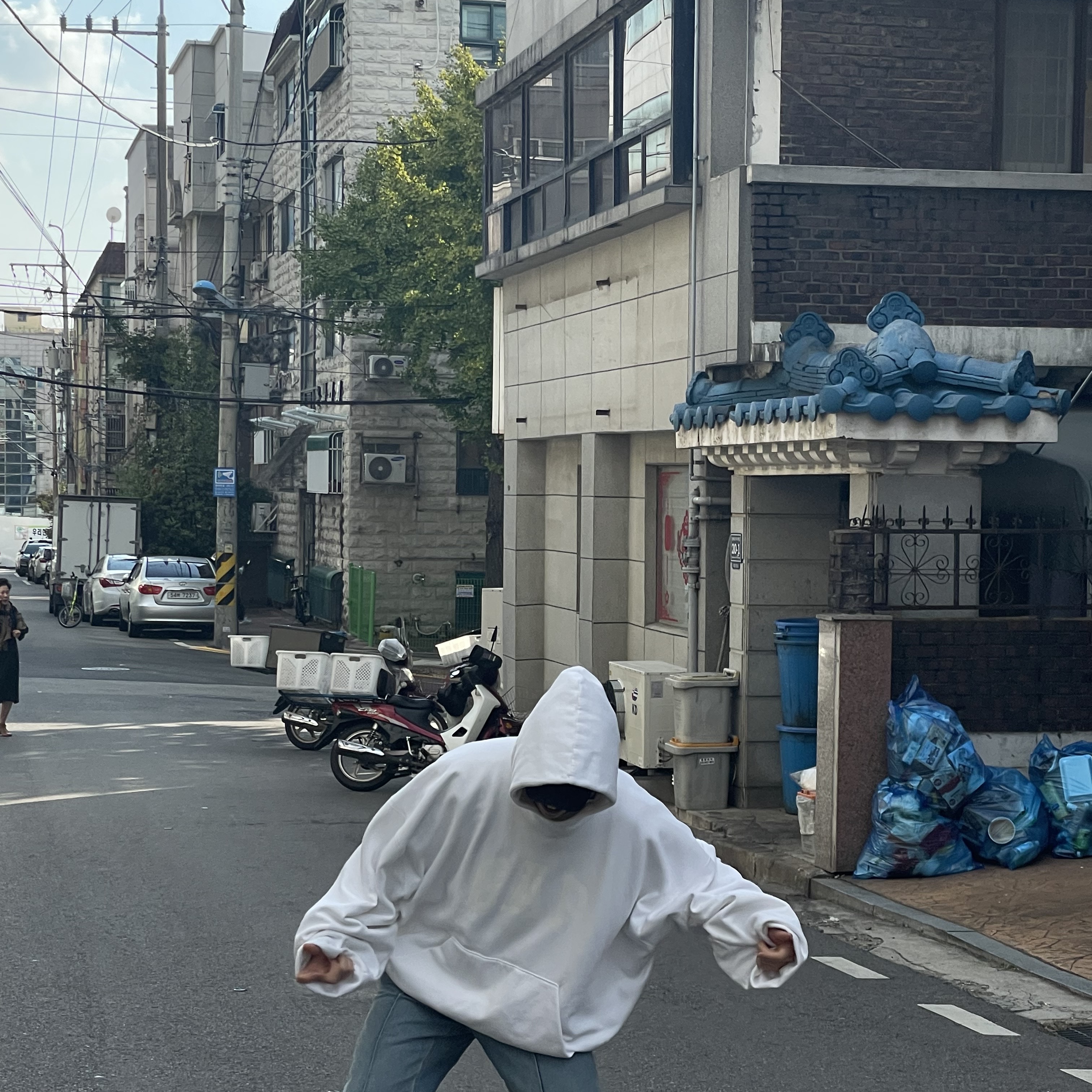 Yeezy Gap Engineered By Balenciaga Dove Hoodie White 착용 스타일 - 4