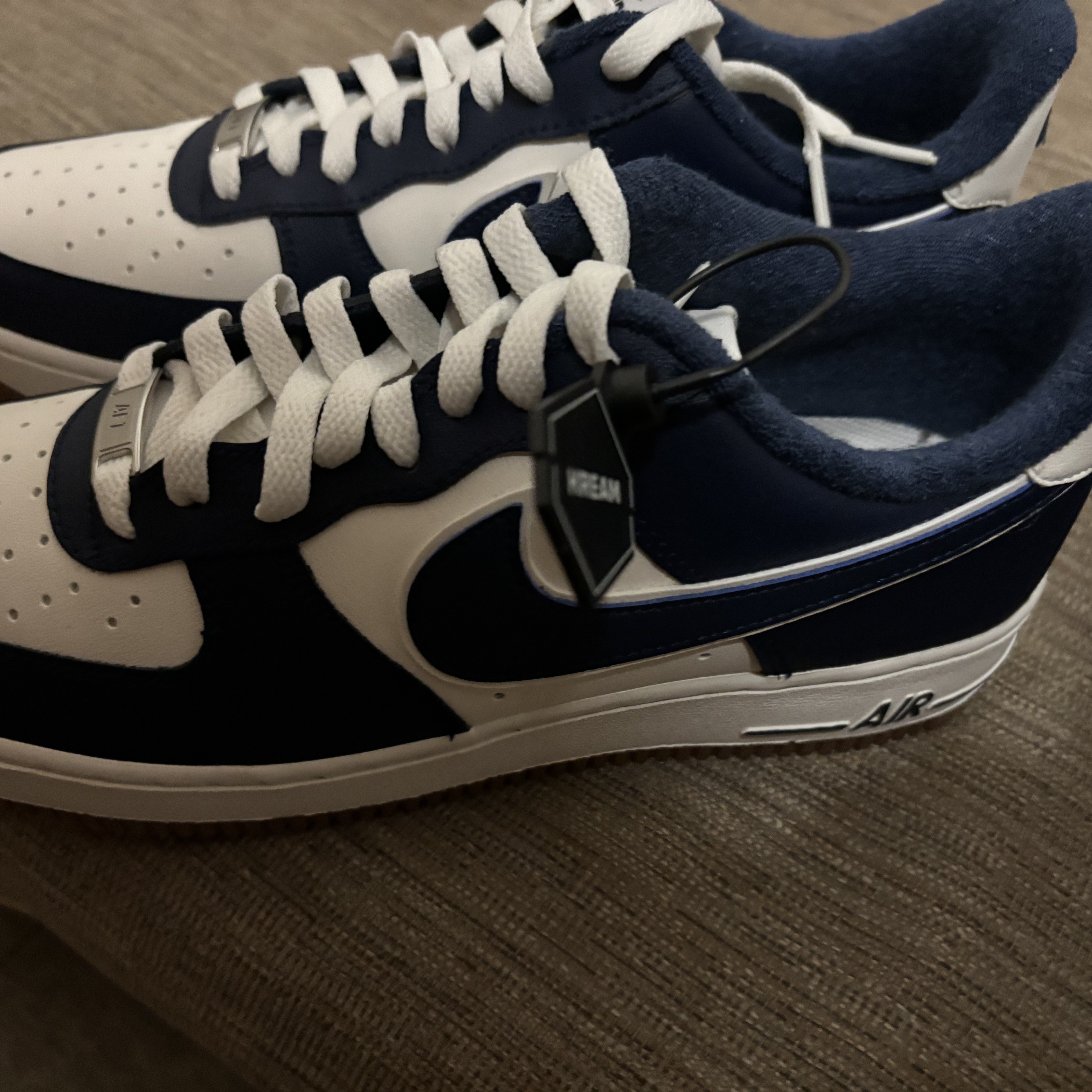 Nike Air Force 1 '07 LV8 Midnight Navy 착용 스타일