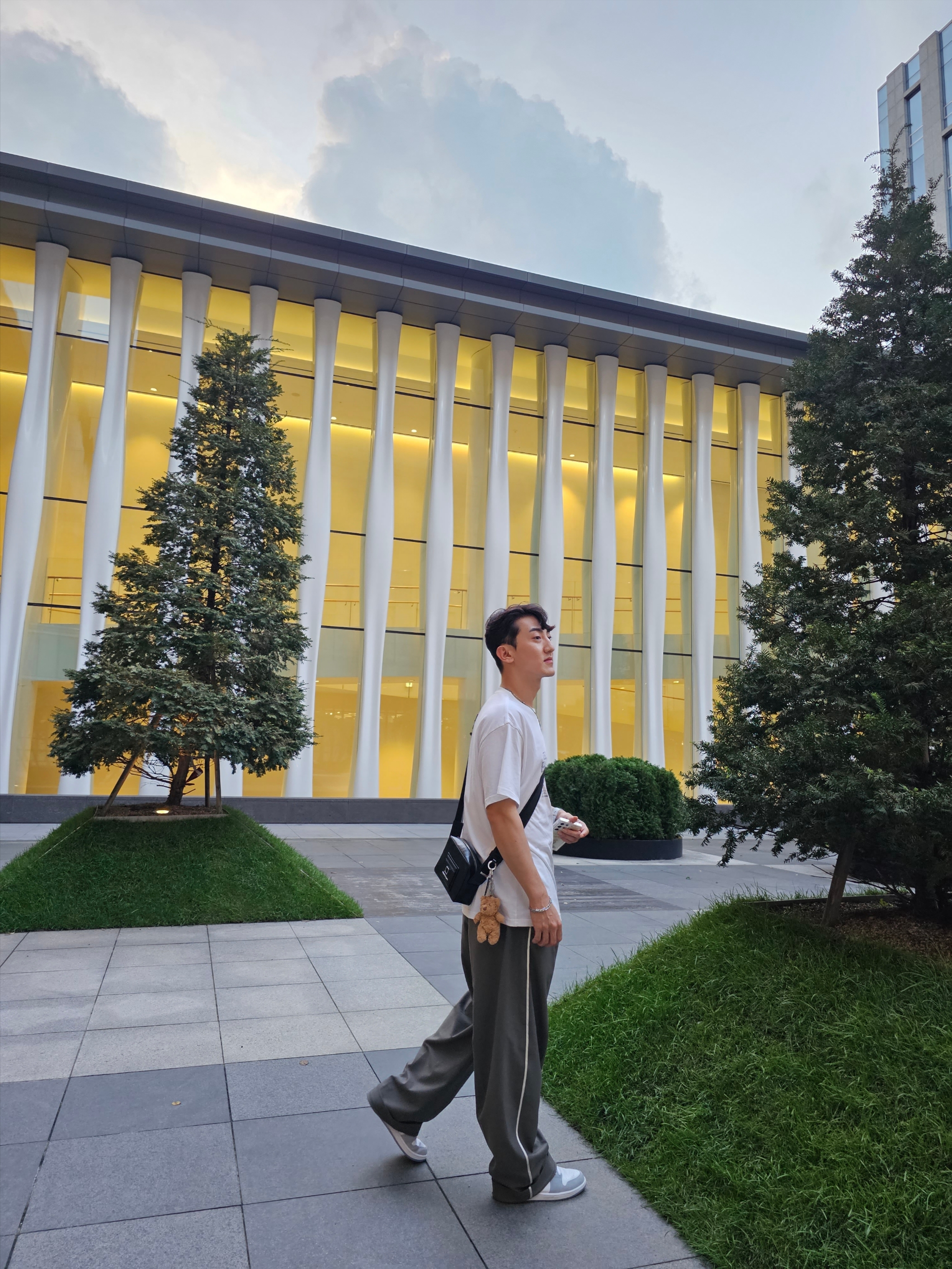 (W) Jordan 1 Low White Wolf Grey, Wooyoungmi Square Mini Bag Black 착용 스타일