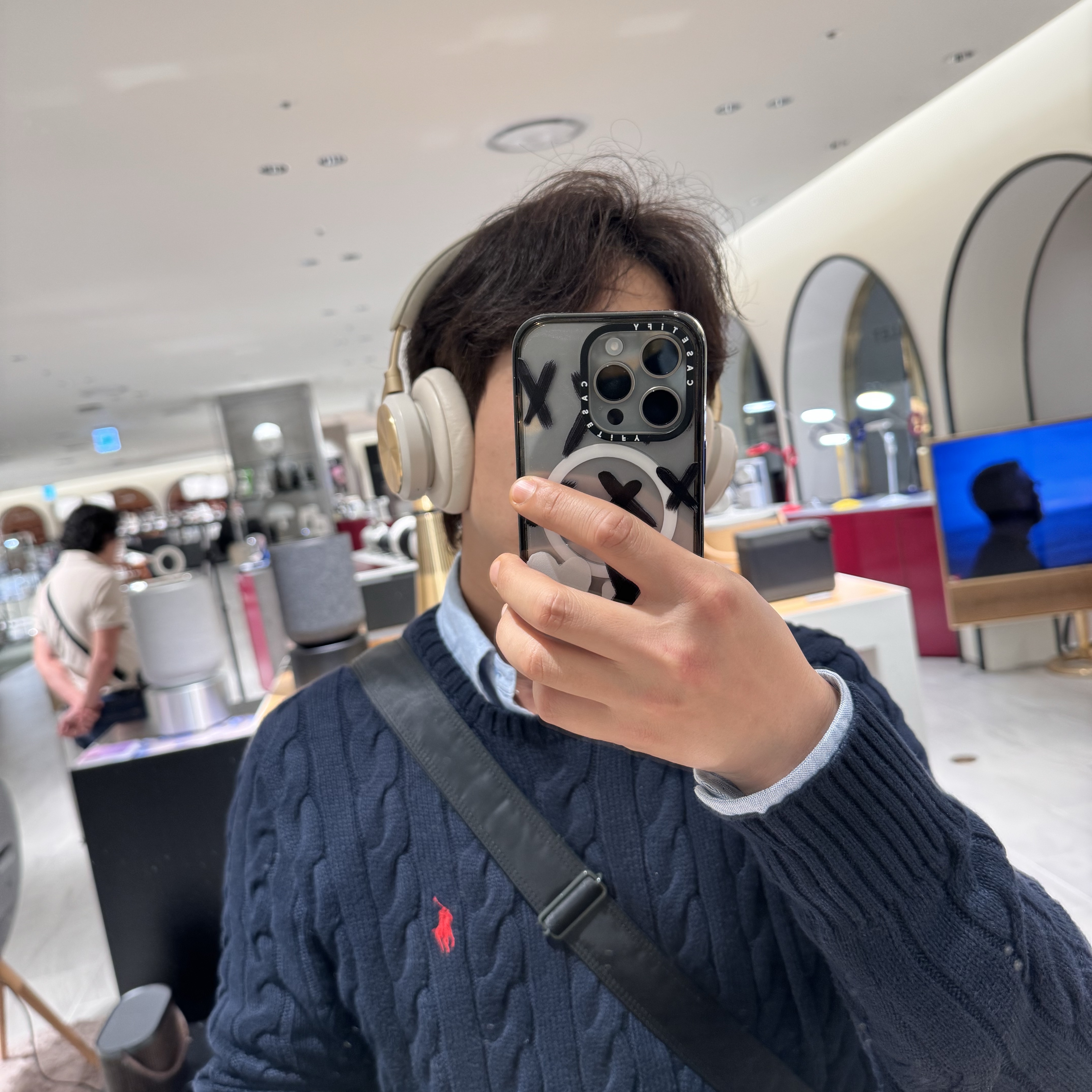 Apple iPhone 15 Pro 128GB Natural Titanium (Korean Ver.), Bang & Olufsen Beoplay HX Gold Tone 착용 스타일