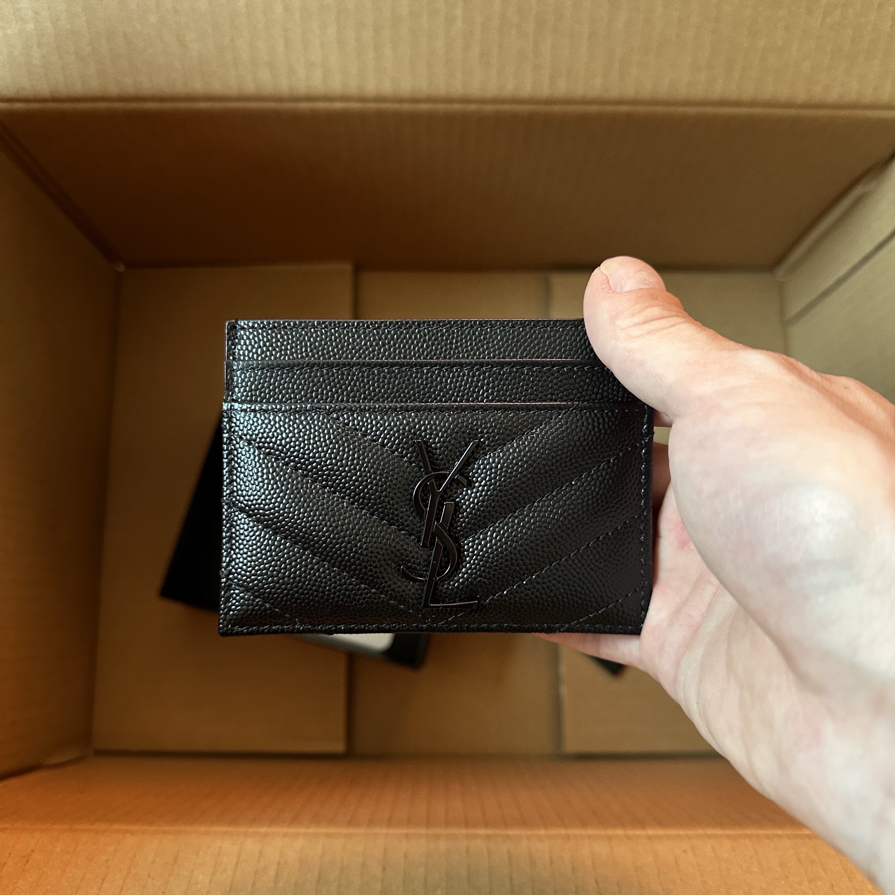 Saint Laurent Cassandre Matelasse Card Case in Grain De Poudre Embossed Leather Black 착용 스타일