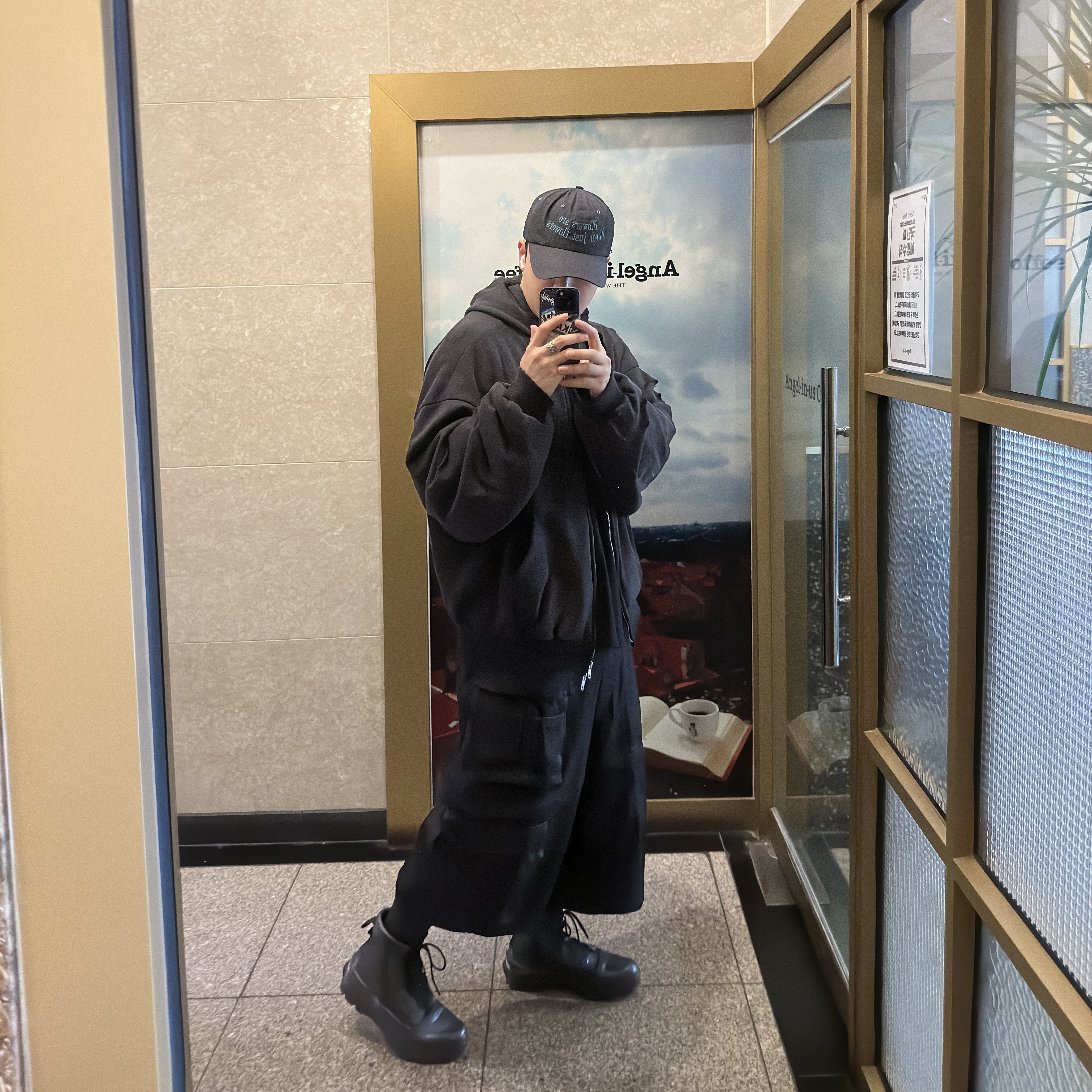 Project G/R Oversized Convertible Cargo Pants Coated Black, Project G/R Distressed Layer Zip Hoodie Faded Black 착용 스타일 - 3