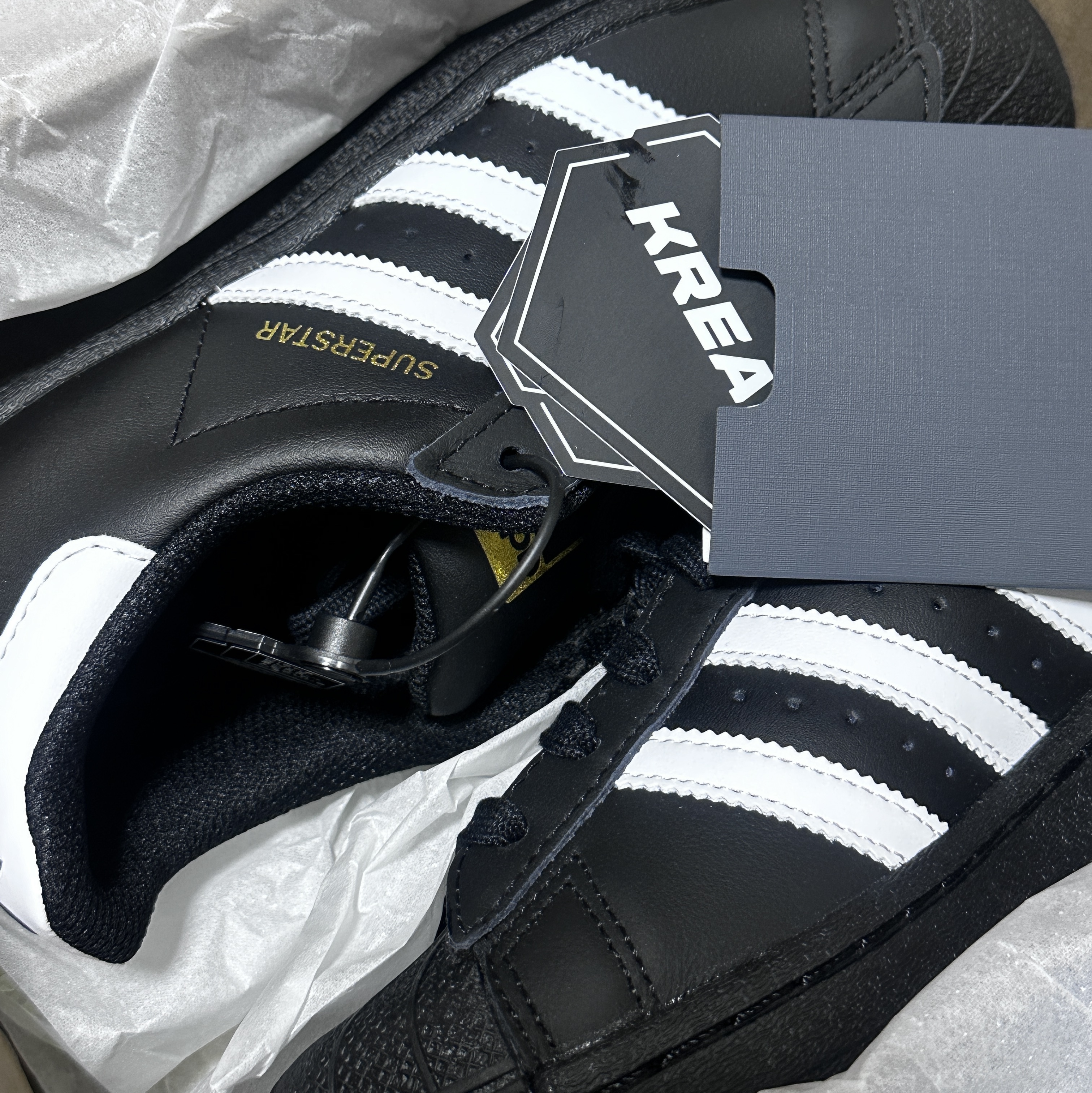 (J) Adidas Superstar Black White 착용 스타일