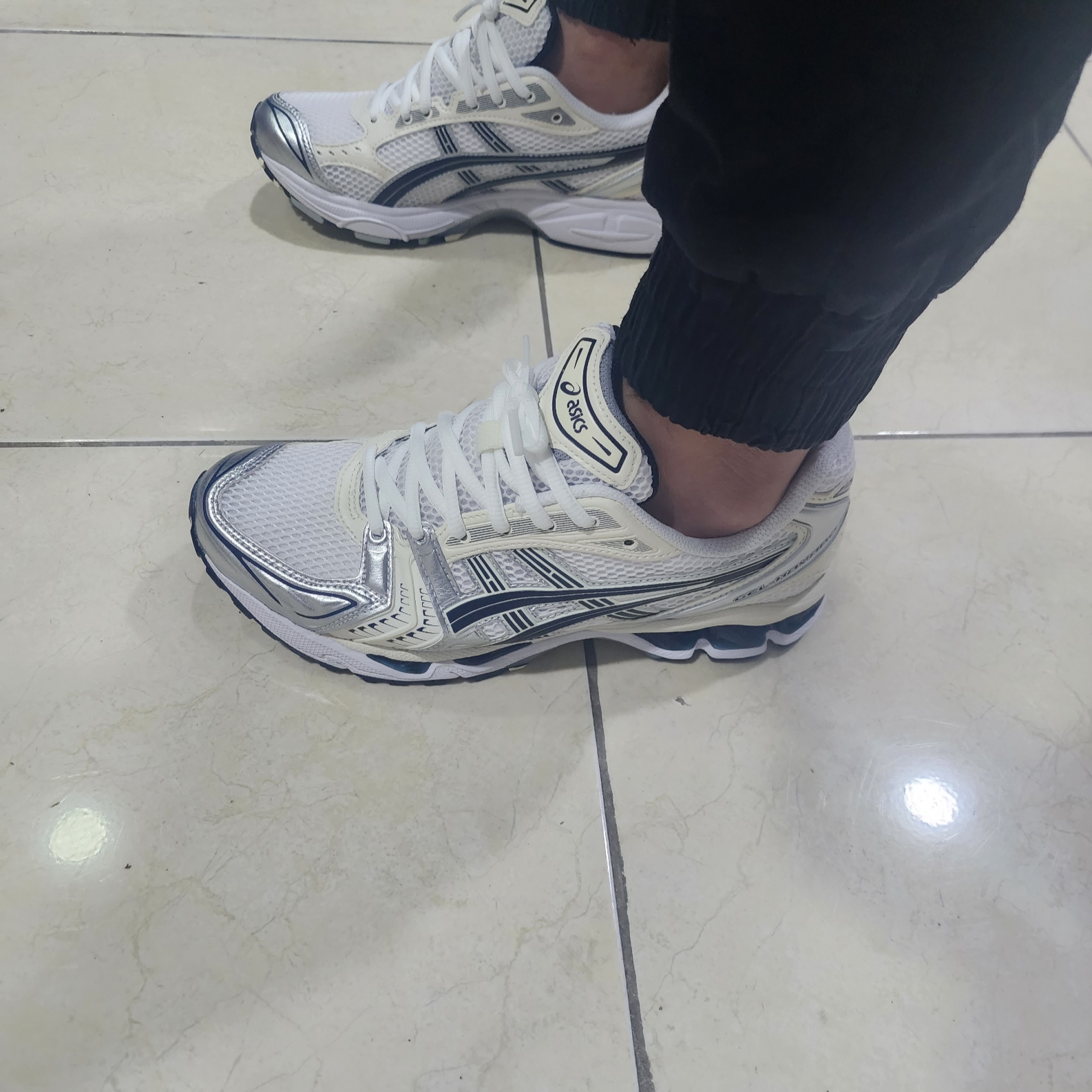 (W) Asics Gel-Kayano 14 White Midnight 착용 스타일 - 1