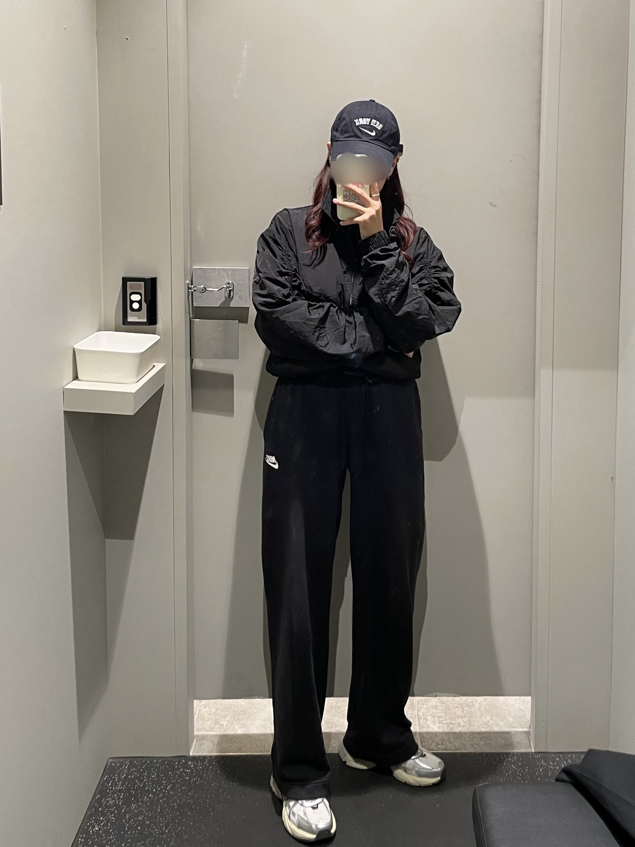 Nike Heritage 86 Swoosh MLB New York Yankees Adjustable Cap Pitch Blue, Nike V2K Run Summit White Metallic Silver 착용 스타일 - 2
