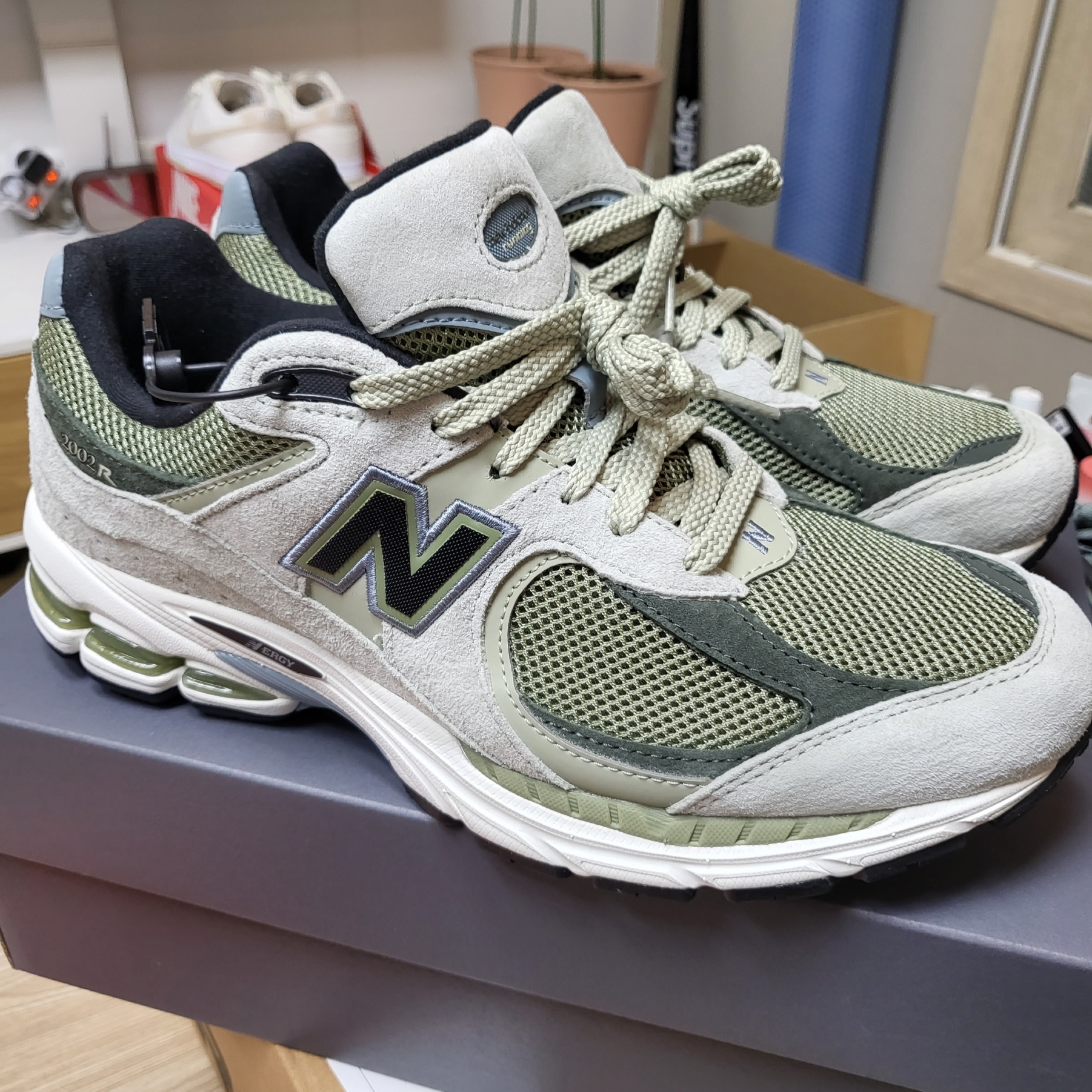 New Balance 2002R Silver Pine Olive Leaf 착용 스타일 - 1