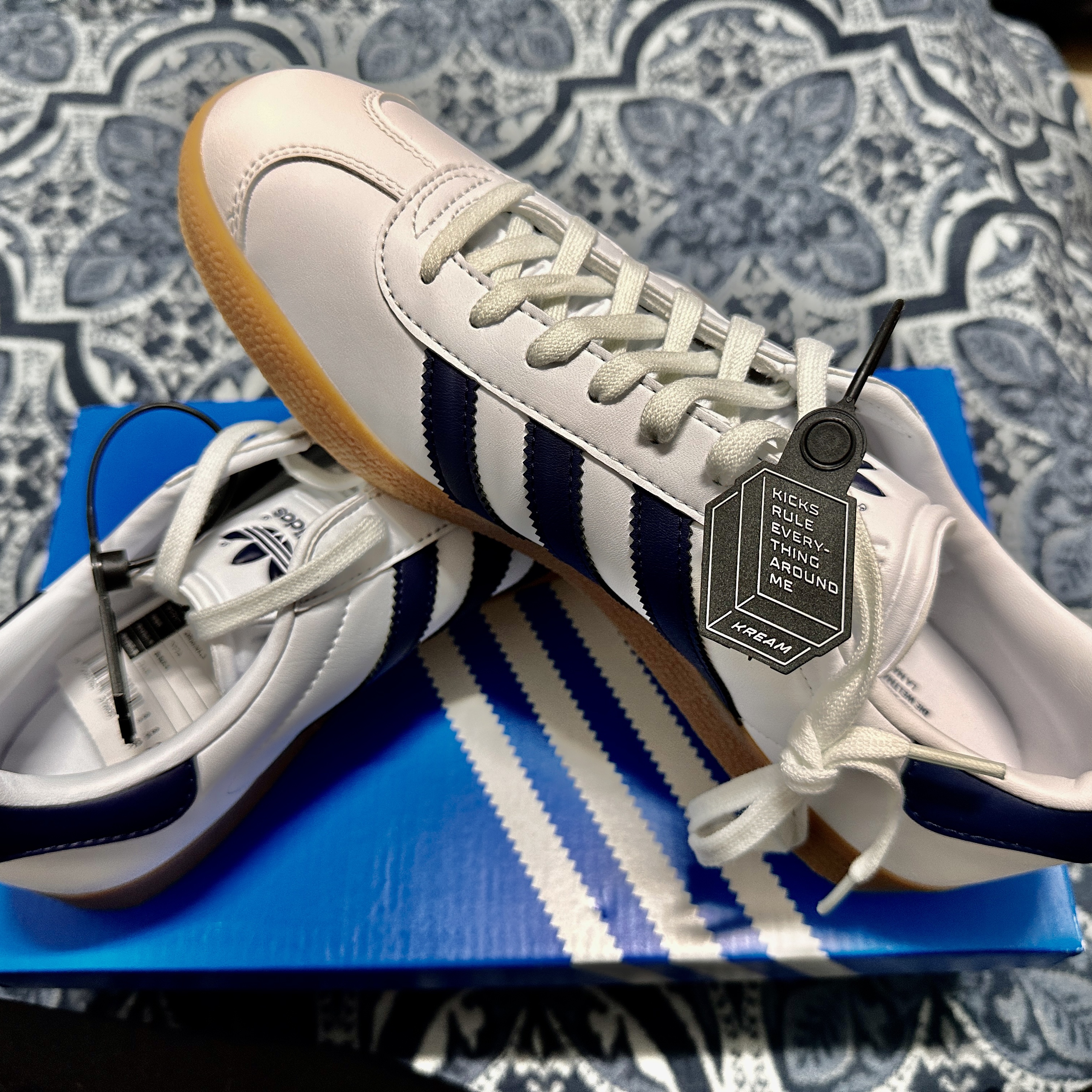 Adidas Gazelle White Collegiate Navy 착용 스타일 - 2