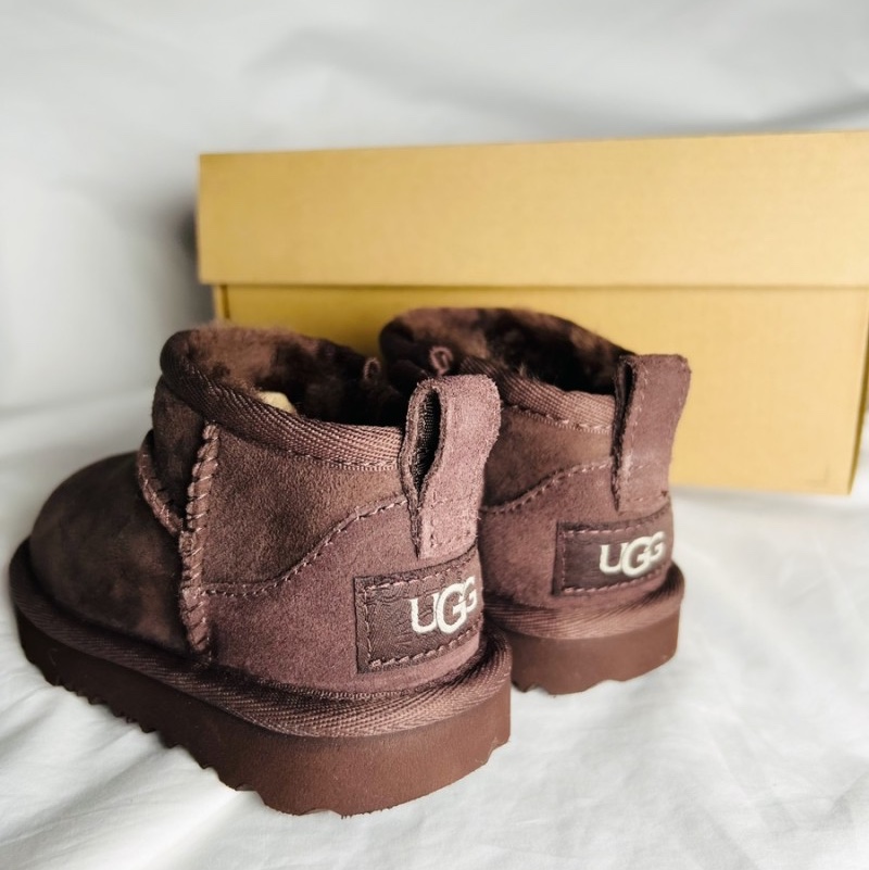 (W) UGG Classic Mini Logo Zip Boots Chestnut 착용 스타일 - 2