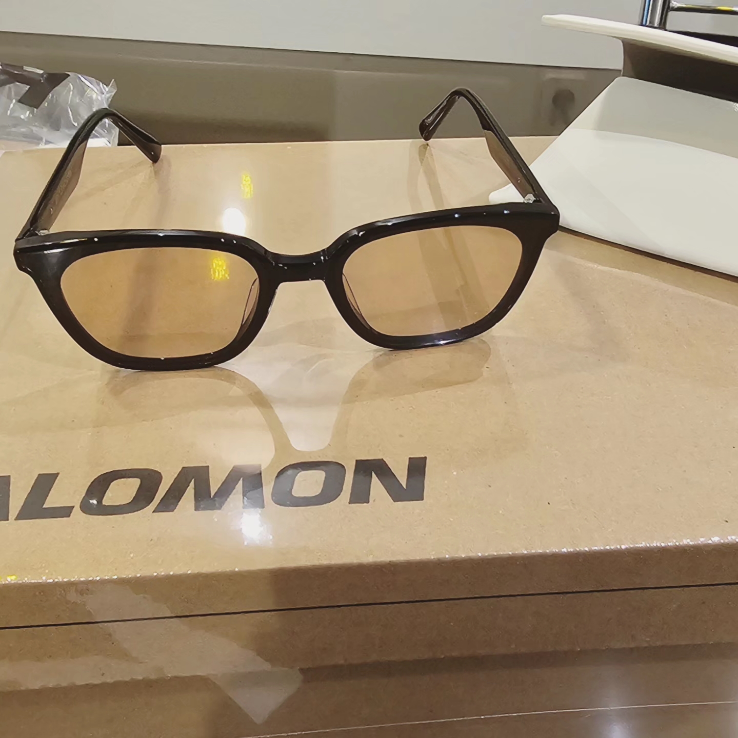 Gentle Monster Lilit 01 BR Black Brown, Salomon XT-6 Aegean Blue Tortoise Shell 착용 스타일 - 1