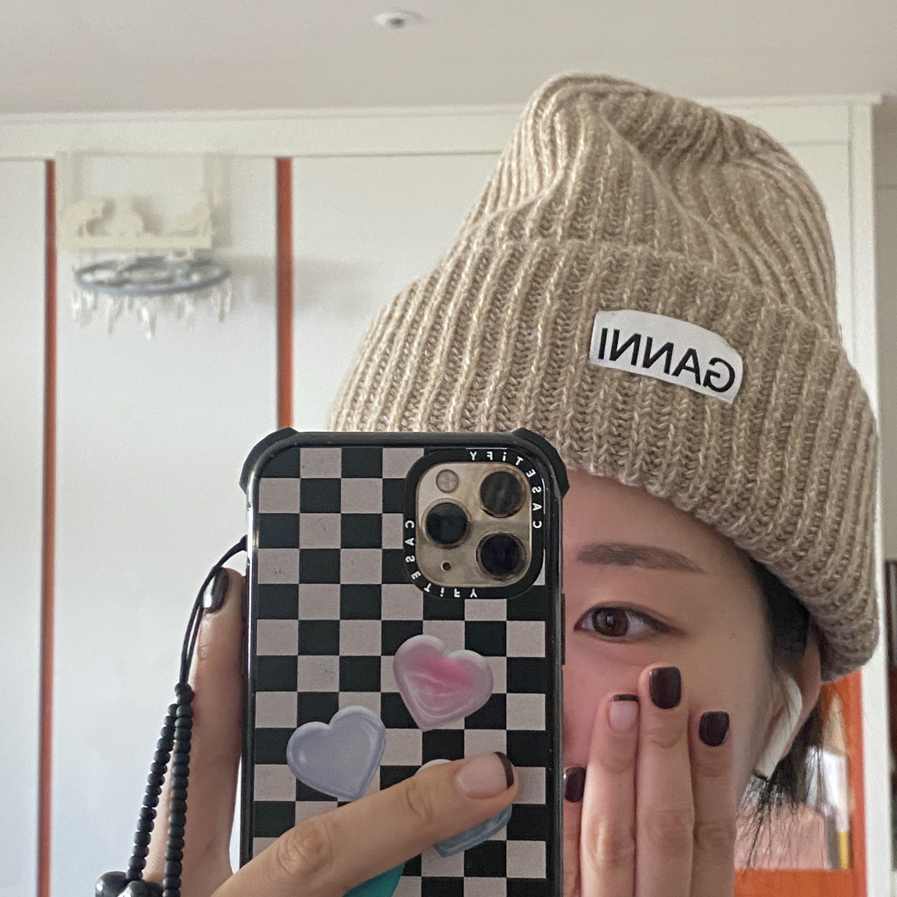 Ganni Oversized Wool Beanie Petrified Oak 착용 스타일