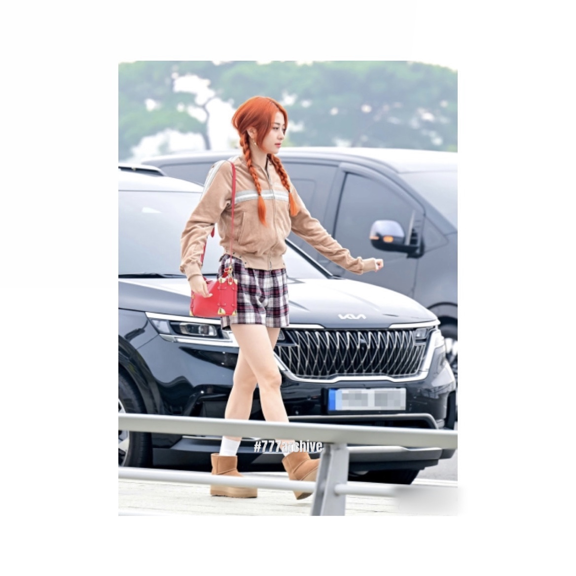 (W) UGG Classic Mini Platform Boots Chestnut 착용 스타일 - 4