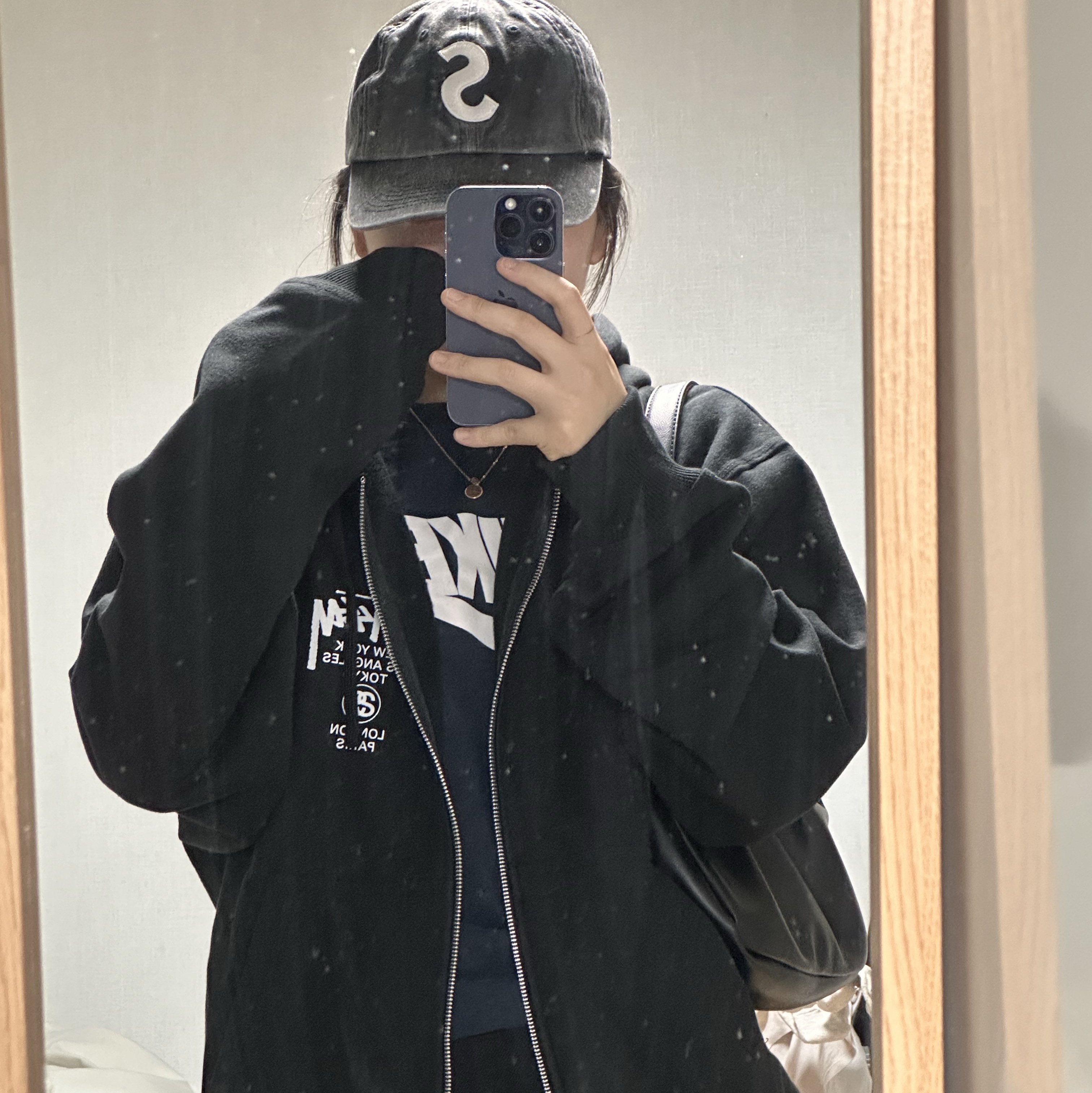 Stussy World Tour Zip Hoodie Black 2023, Supreme Pigment Print S Logo 6-Panel Black - 23FW 착용 스타일