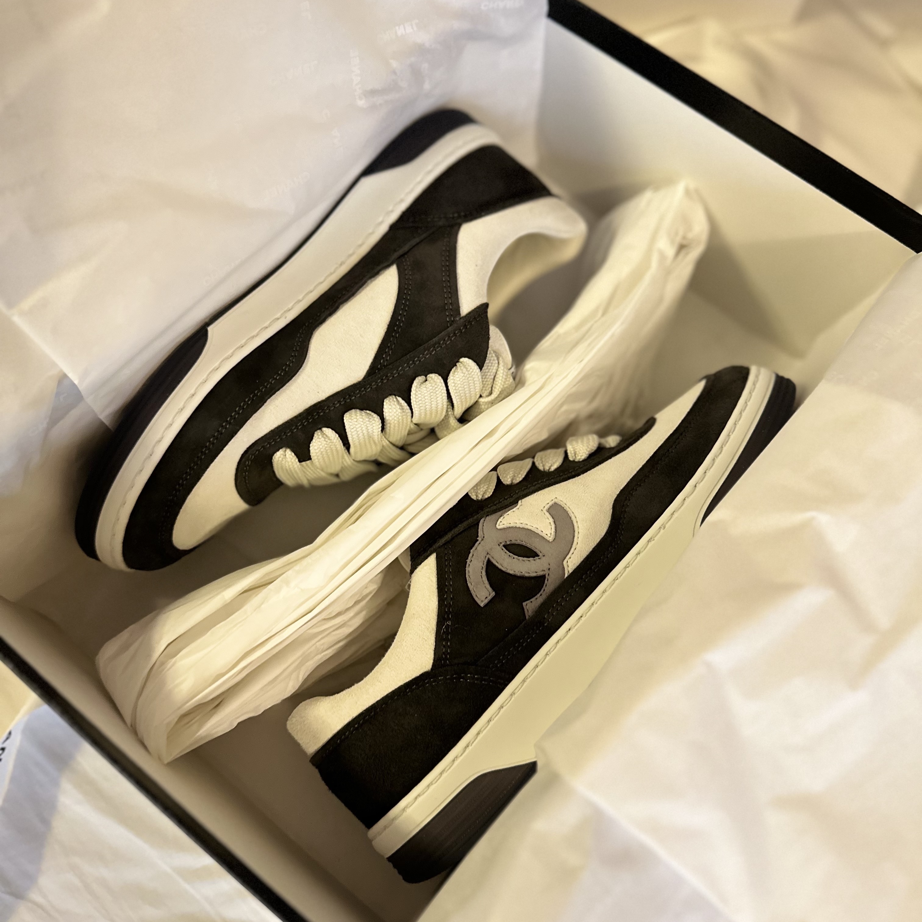 (W) Chanel Sneakers Suede Kidskin & Black White 착용 스타일 - 1