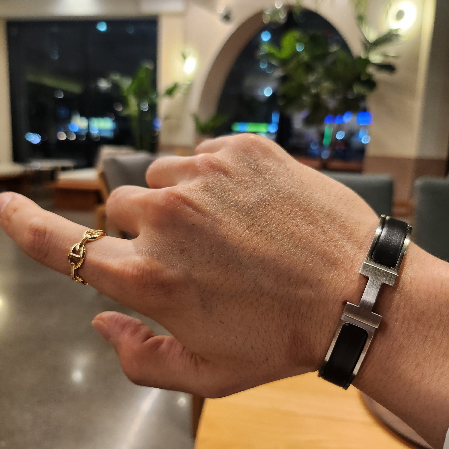 Hermes Clic HH Bracelet Palladium & Noir Mat, Gucci Ring with Double G Silver 착용 스타일 - 3
