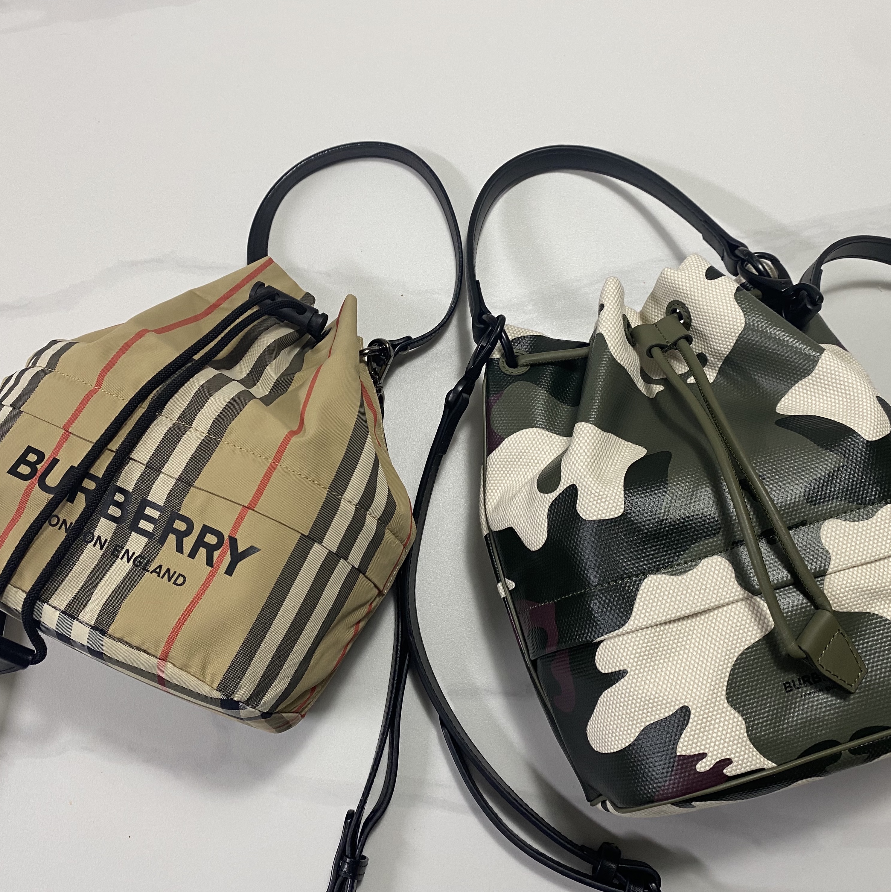 Burberry Icon Stripe Econyl Drawcord Pouch Archive Beige 착용 스타일