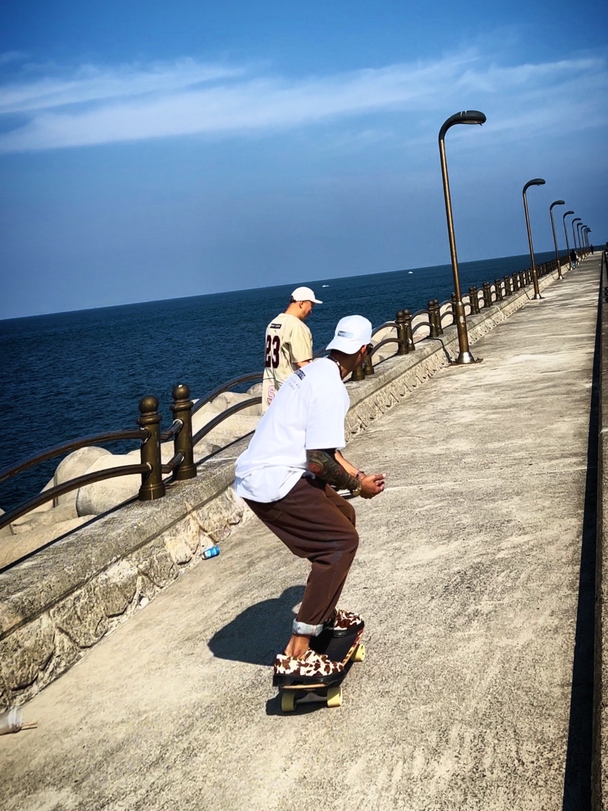 Supreme Mirror Camp Cap White - 21FW, Supreme Chicago Box Logo T-Shirt White - 22FW 착용 스타일 - 1