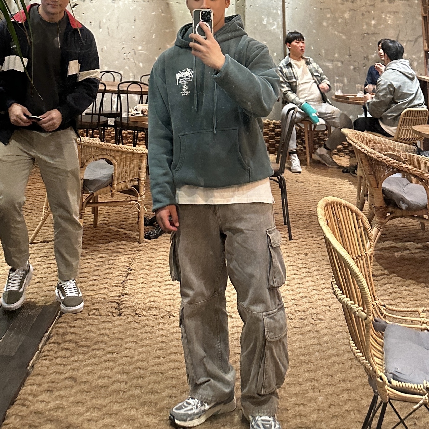Stussy World Tour Hoodie Pigment Dyed Forest, Nike P-6000 Flat Pewter Light Iron Ore 착용 스타일