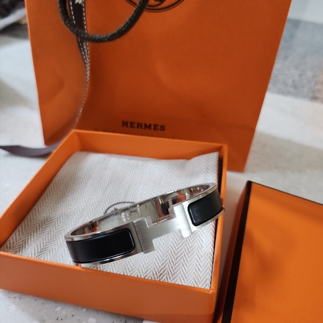Hermes Clic HH Bracelet Palladium & Noir Mat, Gucci Ring with Double G Silver 착용 스타일 - 1