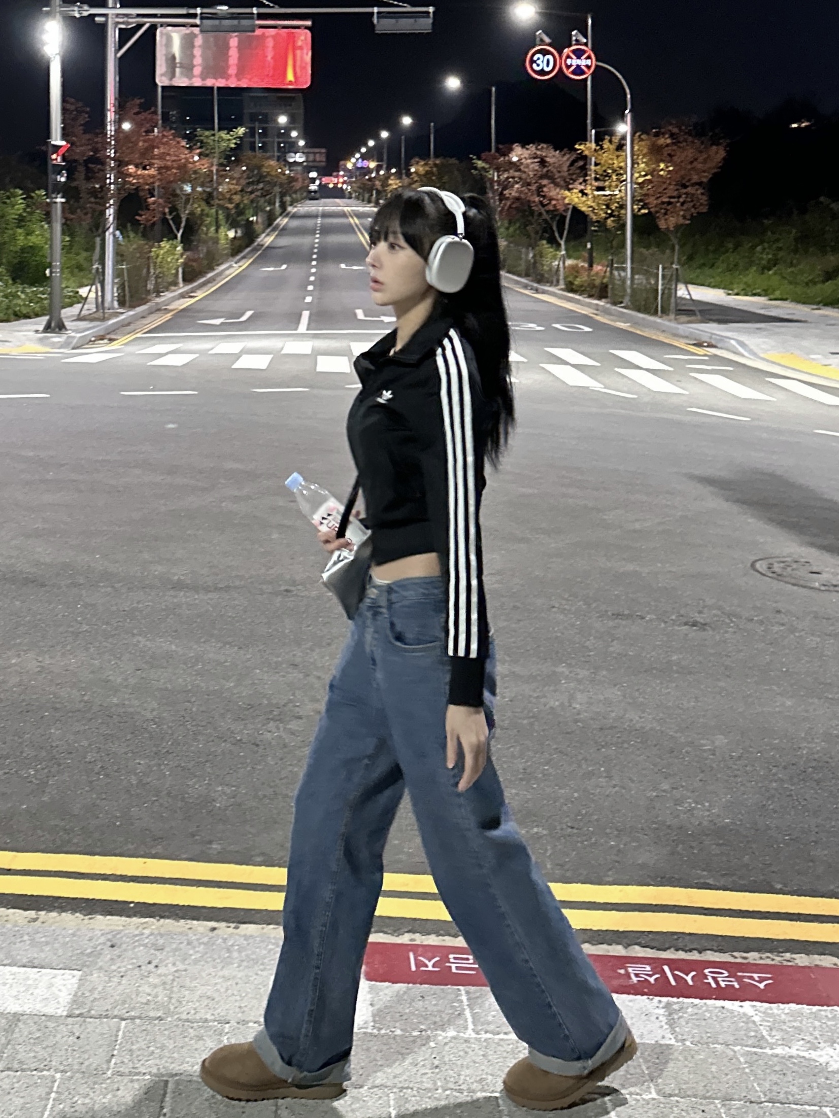Apple AirPods Max Lightning Silver (Korean Ver.), (W) UGG Classic Ultra Mini Boots Chestnut 착용 스타일 - 5