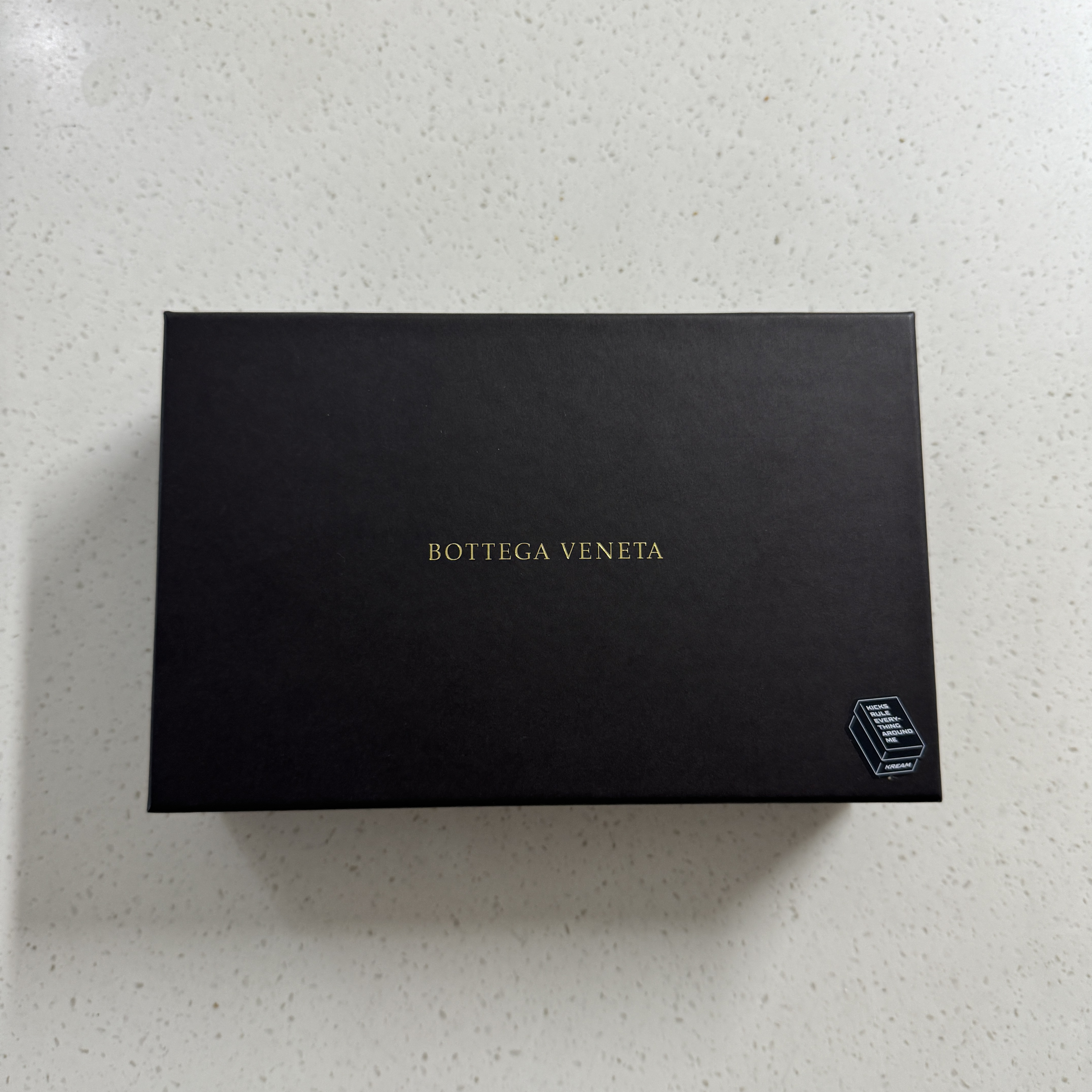 Bottega Veneta Bi-Fold Wallet Black 착용 스타일 - 1