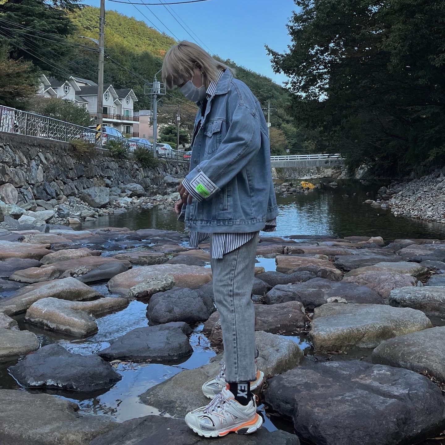 Balenciaga Track Sneakers White Orange 2019 착용 스타일 - 2