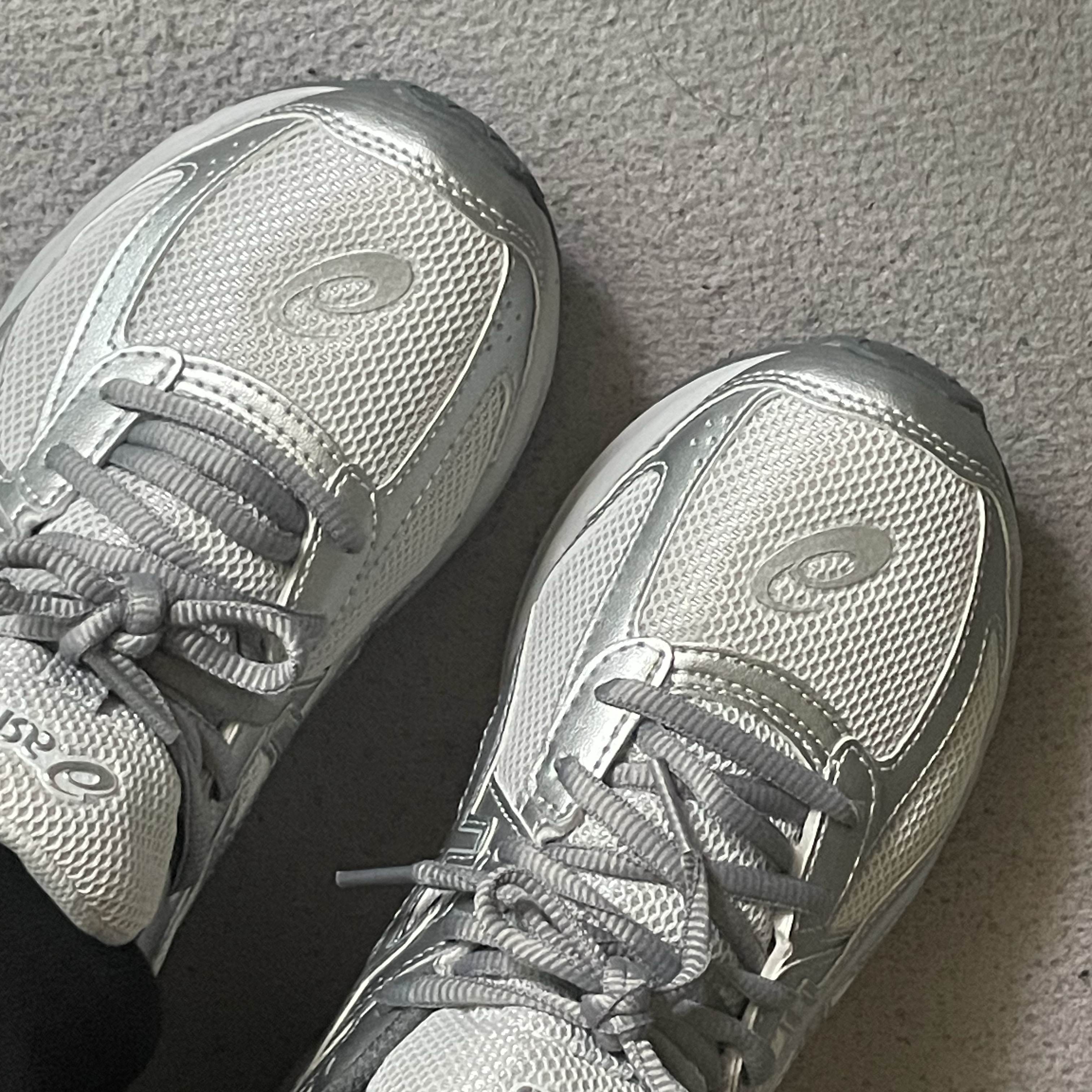 Asics Jog 100 S SMU Glacier Grey Pure Silver - 2E Wide 착용 스타일