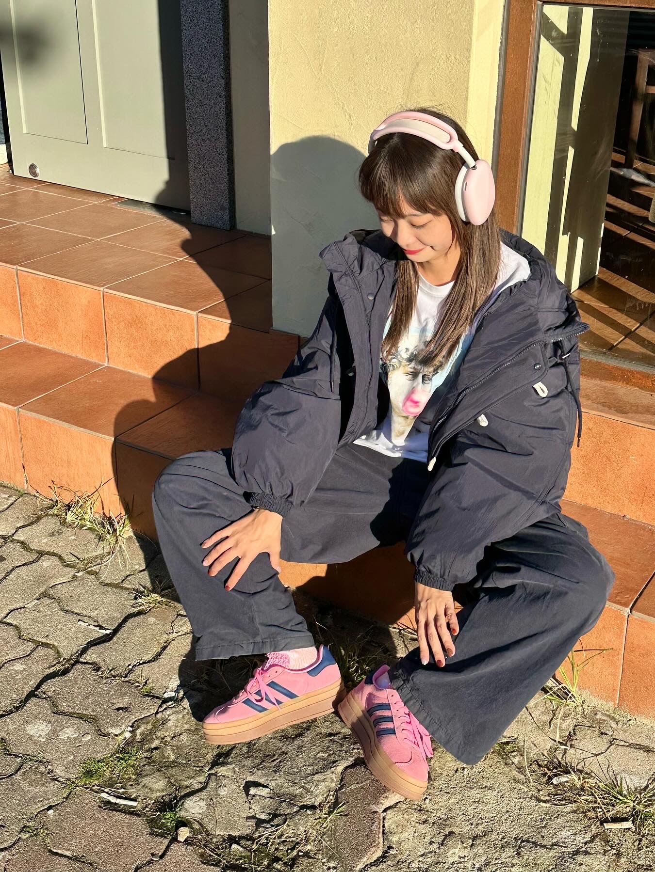 (W) Adidas Gazelle Bold Pink Glow Victory Blue, Apple AirPods Max Lightning Silver (Korean Ver.) 착용 스타일 - 1