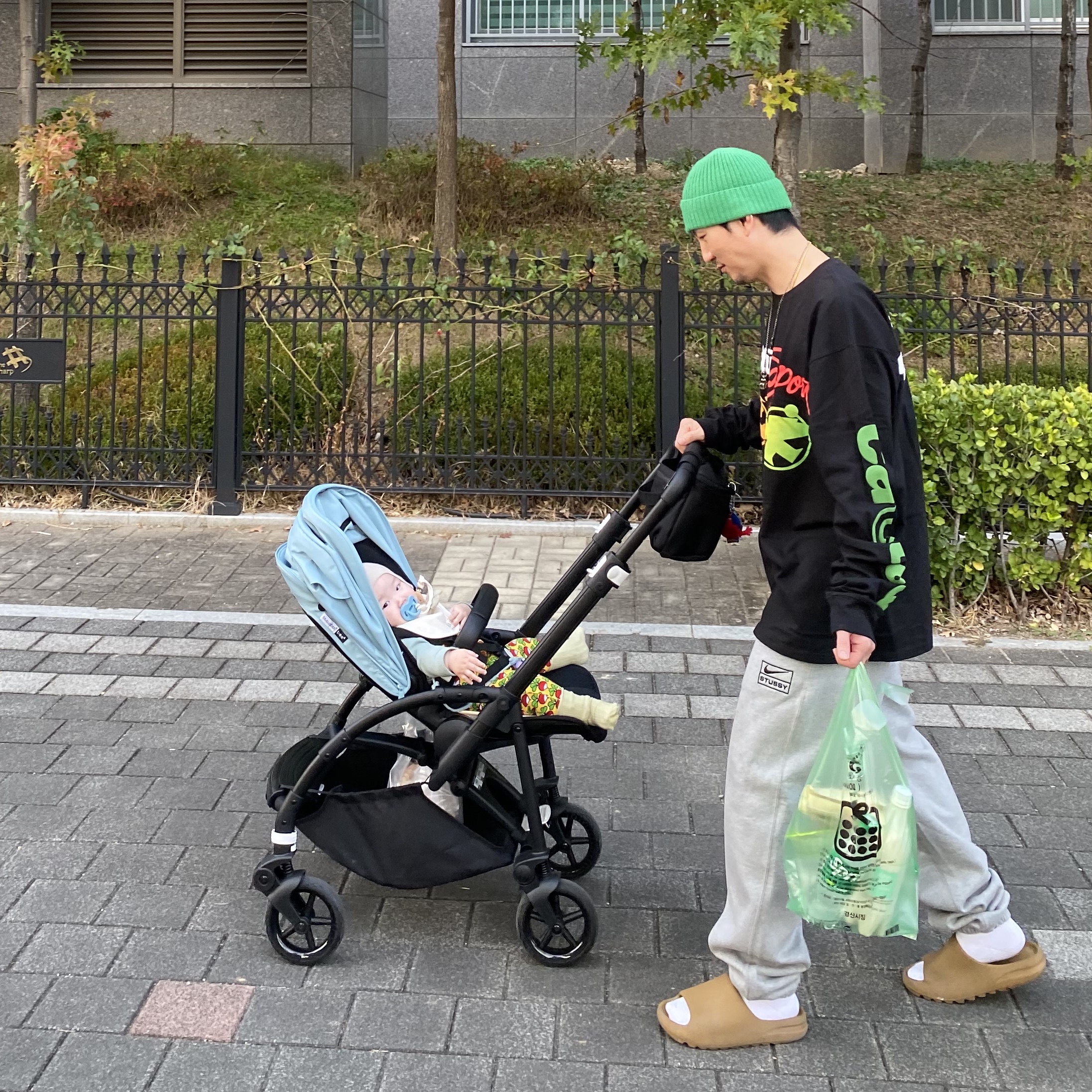 Nike x Stussy NRG Fleece Pants Dark Grey Heather (DO9340-063), Adidas Yeezy Slide Ochre 착용 스타일