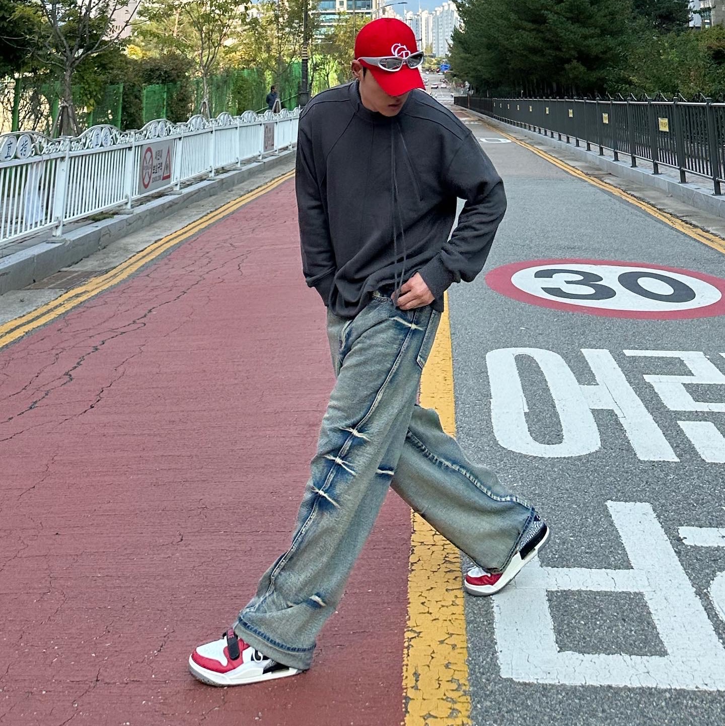 Jordan Legacy 312 Low Chicago 2019, Balenciaga Swift Oval Sunglasses Silver 착용 스타일 - 1