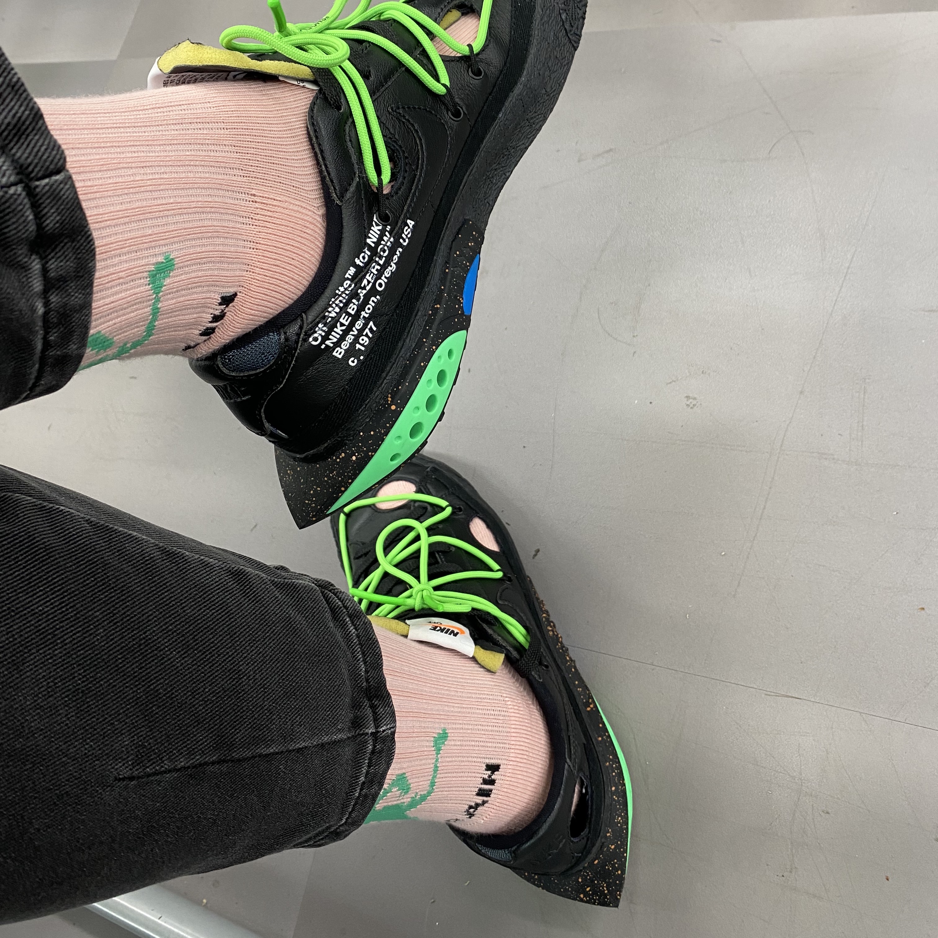 Nike x Off-White Blazer Low '77 Black and Electro Green 착용 스타일