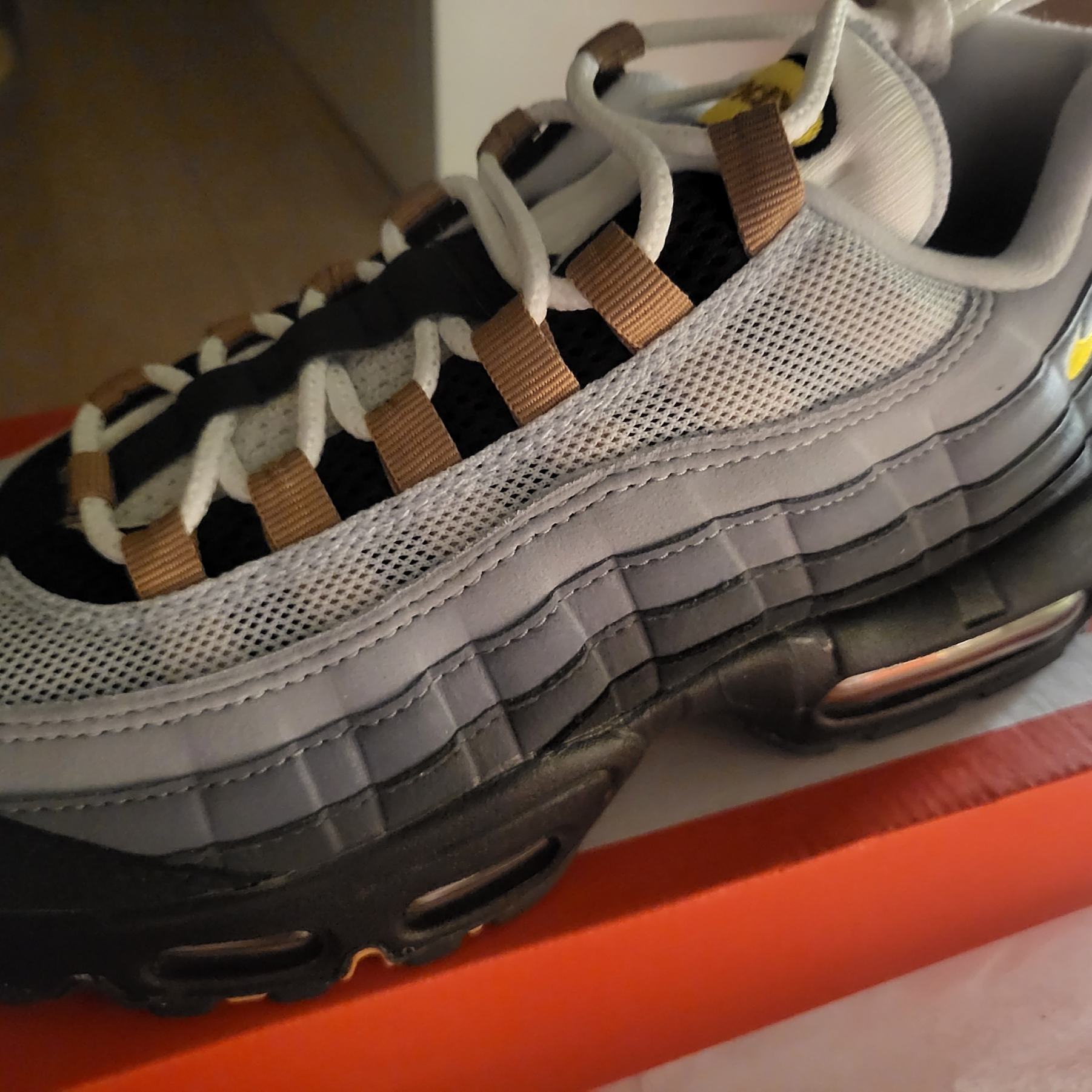 Nike Air Max 95 Wolf Grey Yellow Strike 착용 스타일