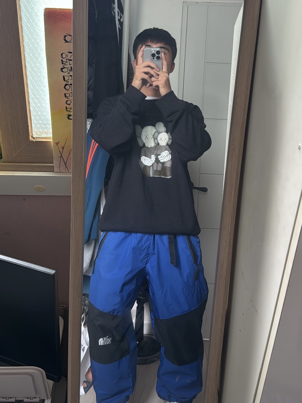 Uniqlo UT x Kaws Long Sleeve Sweatshirt Black, Apple iPhone 15 Pro 128GB Natural Titanium (Korean Ver.) 착용 스타일
