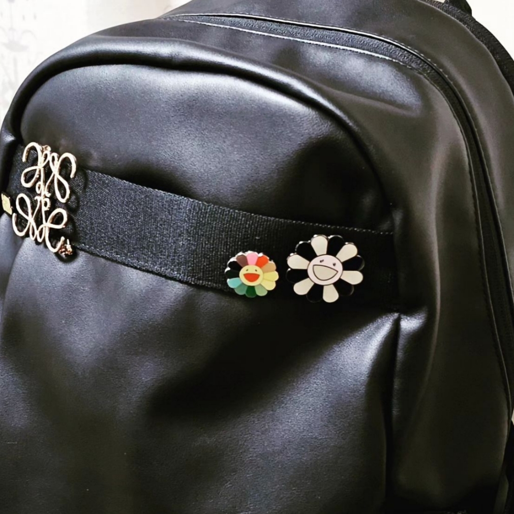 Kaikai Kiki Flower Pin 37mm Gray Black, Kaikai Kiki Flower Pin Rainbow & White 착용 스타일