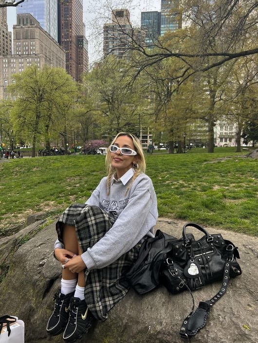 Balenciaga Le Cagole XS Shoulder Bag Dirty Effect Optic White, Balenciaga Le Cagole Lamskin Duffle Bag Optic White 착용 스타일 - 5