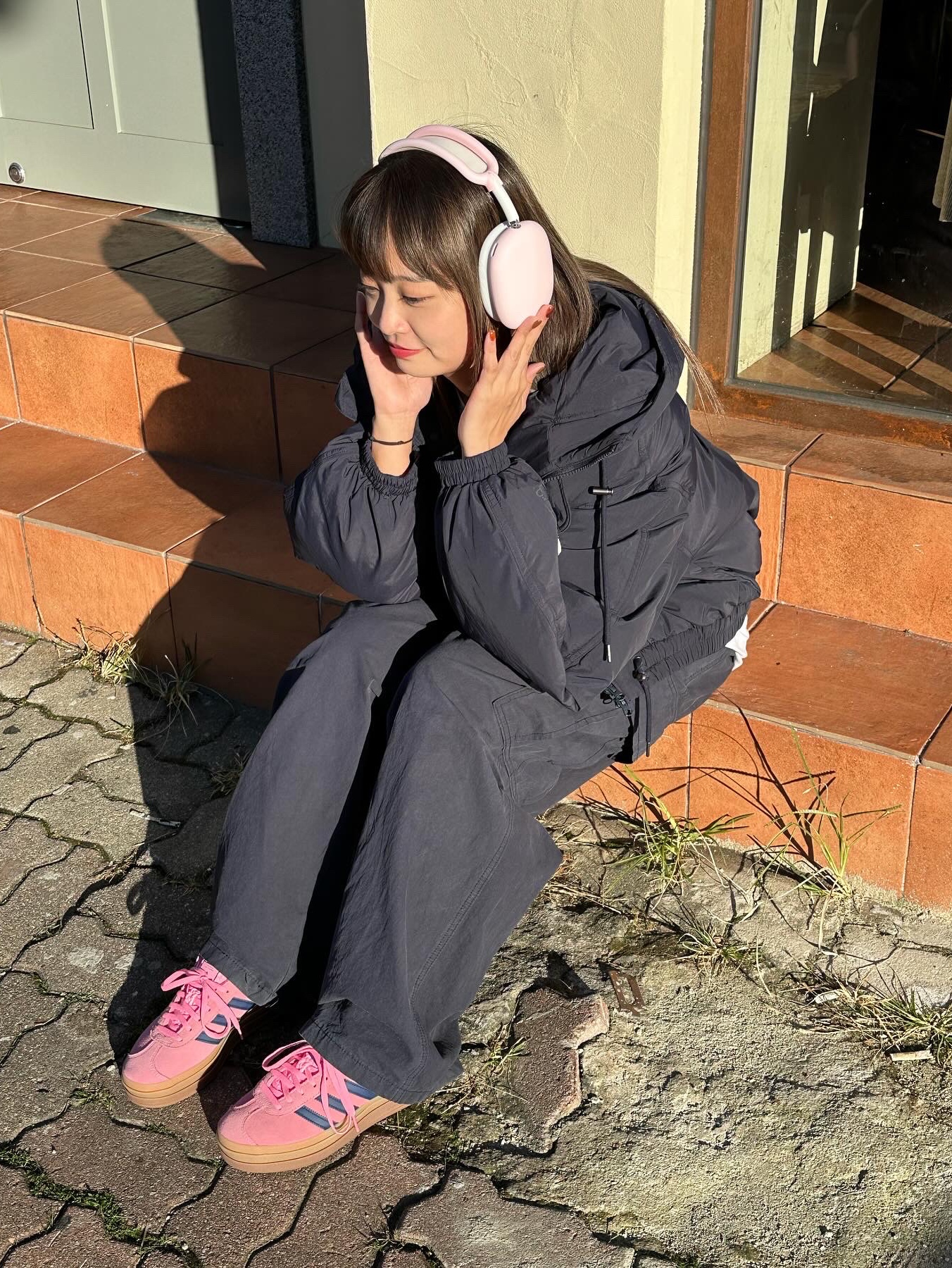 (W) Adidas Gazelle Bold Pink Glow Victory Blue, Apple AirPods Max Lightning Silver (Korean Ver.) 착용 스타일 - 3