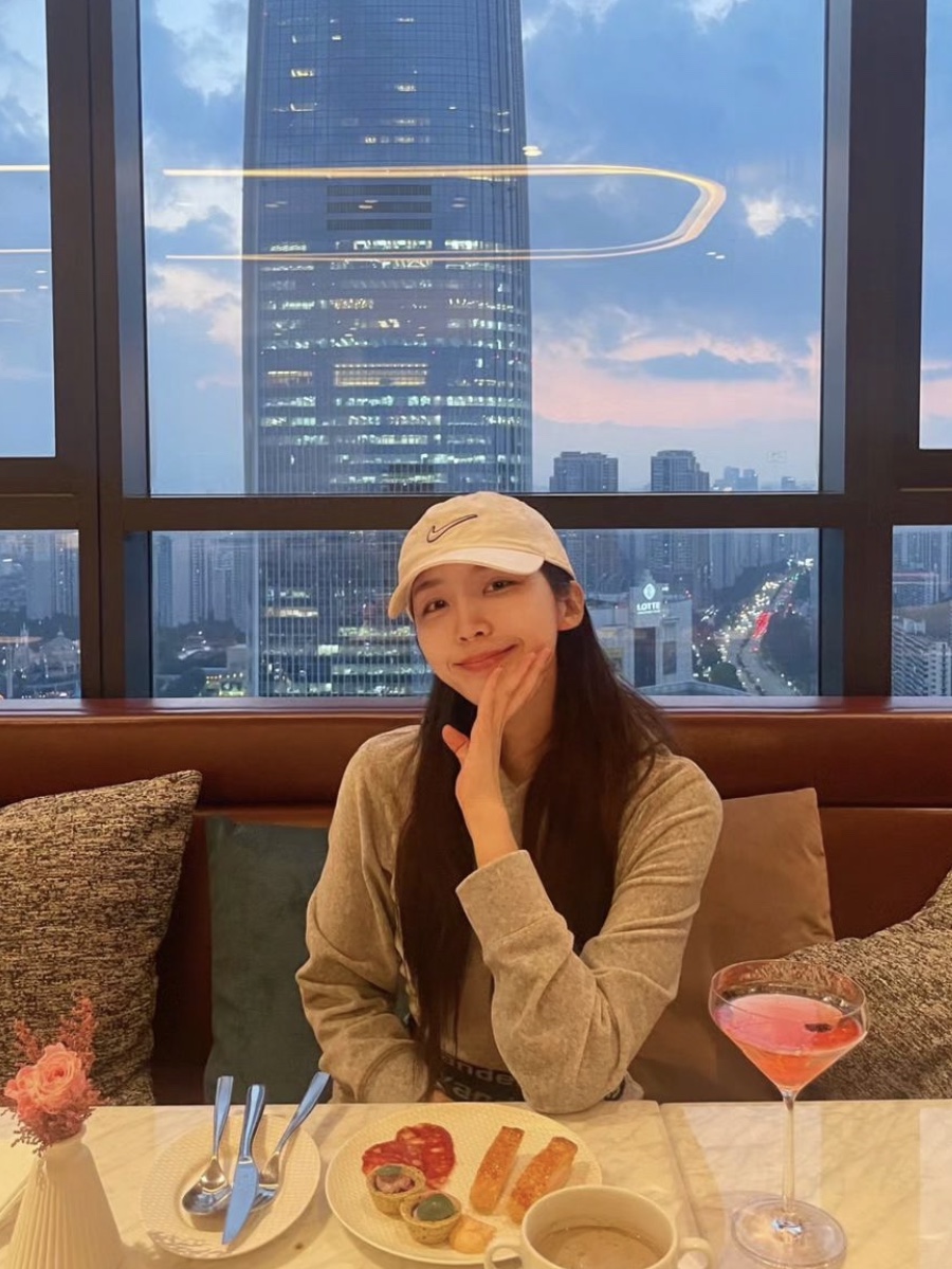 Nike NSW Heritage 86 Adjustable Cap White, (W) Alexander Wang Long Sleeve Hoodie in Stretch Corduroy Grey 착용 스타일